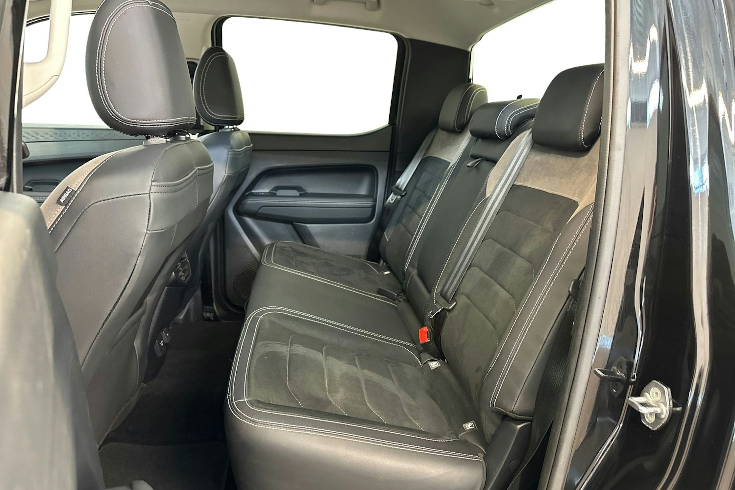 Musta Volkswagen Amarok 2024 kuva 10.