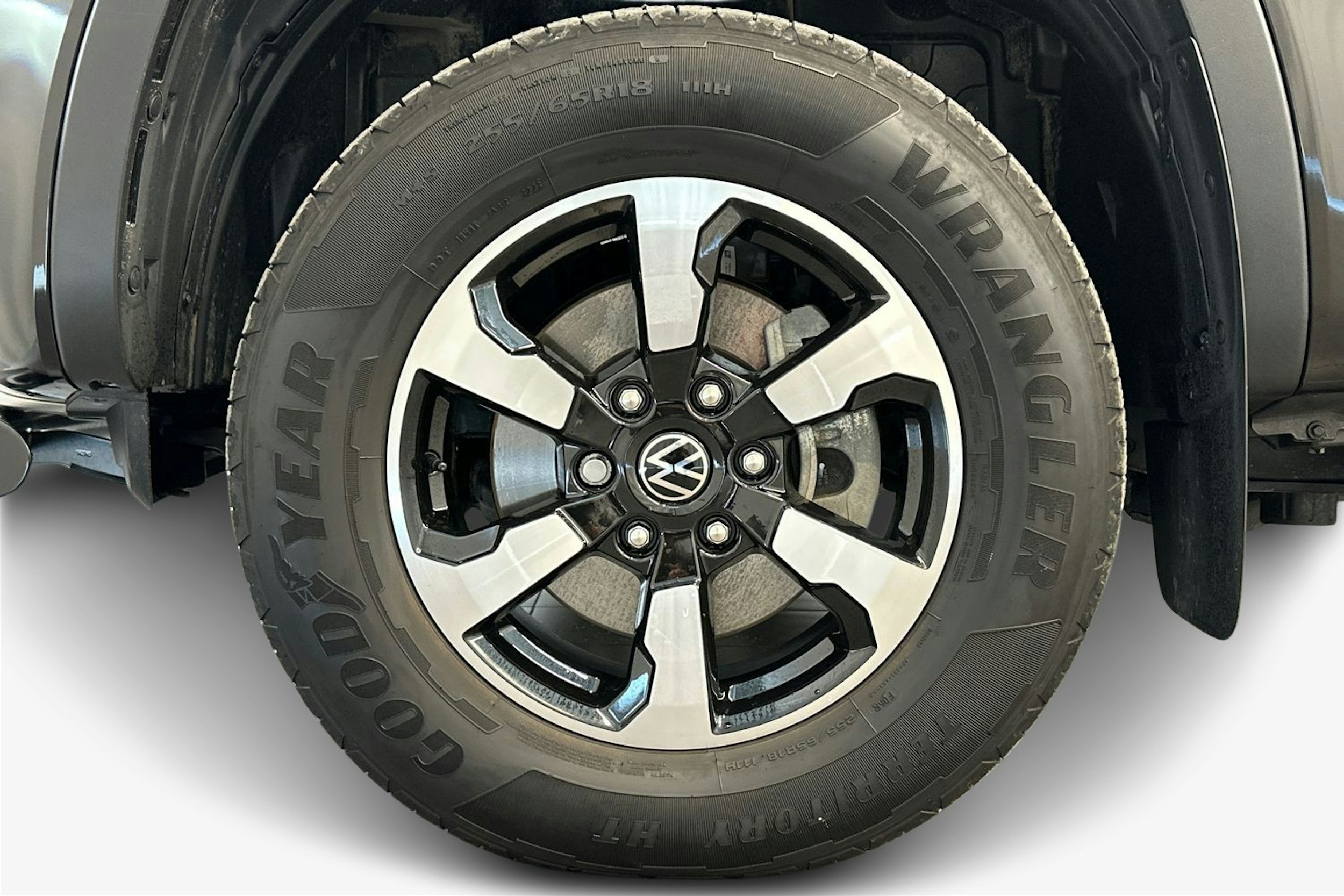 Musta Volkswagen Amarok 2024 kuva 11.