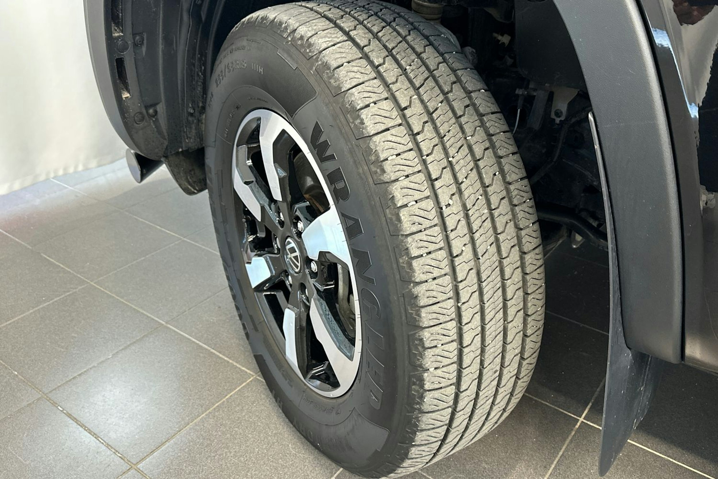 Musta Volkswagen Amarok 2024 kuva 13.
