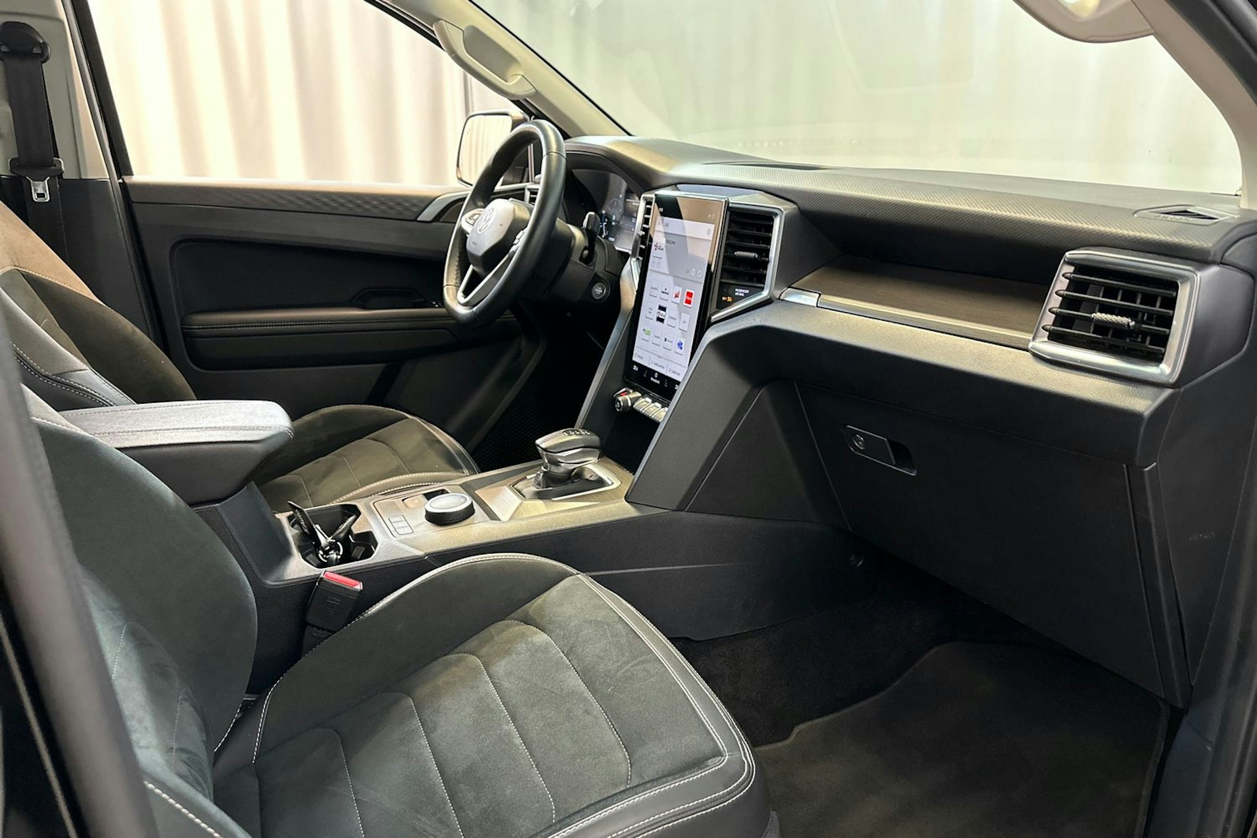 Musta Volkswagen Amarok 2024 kuva 15.