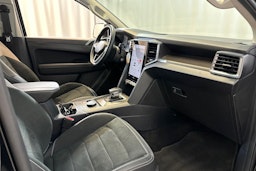 Musta Volkswagen Amarok 2024 kuva 15.