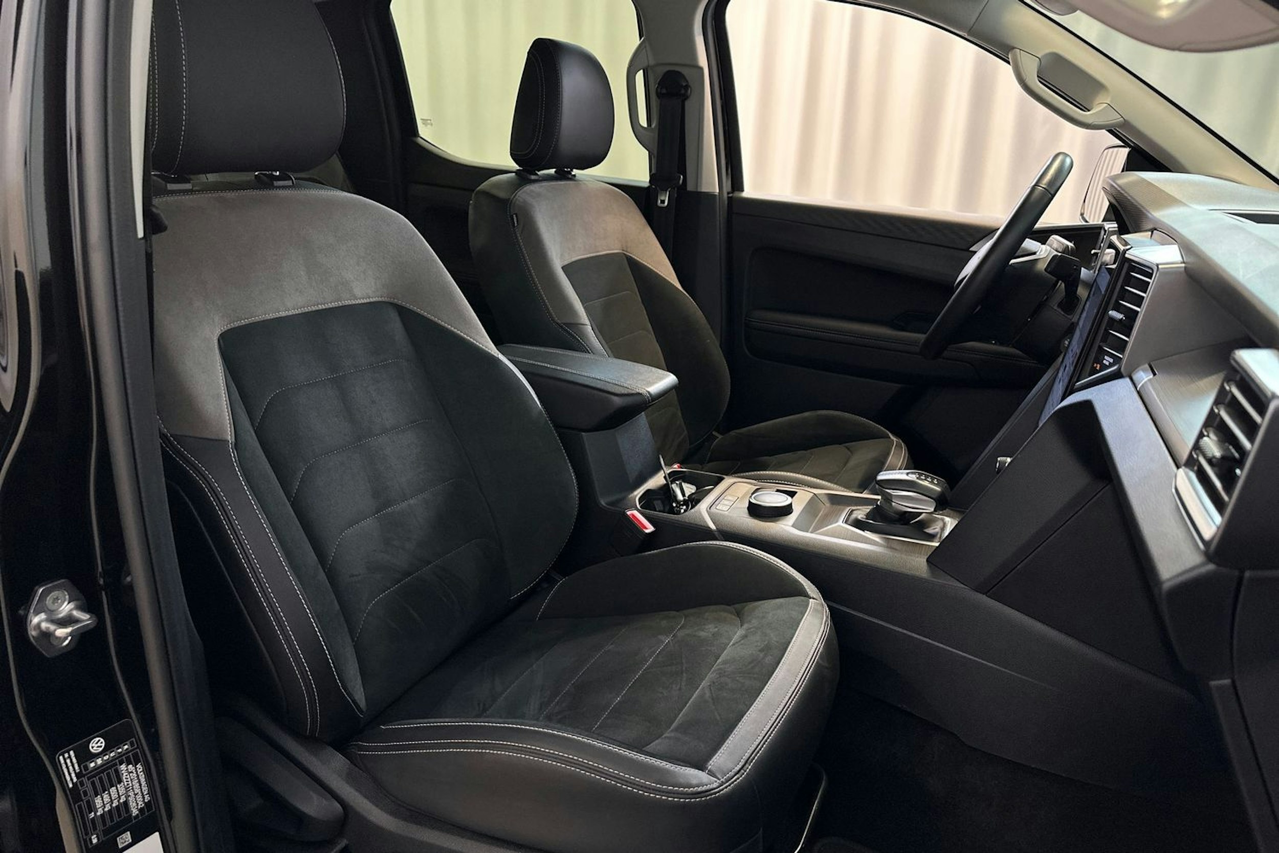 Musta Volkswagen Amarok 2024 kuva 16.