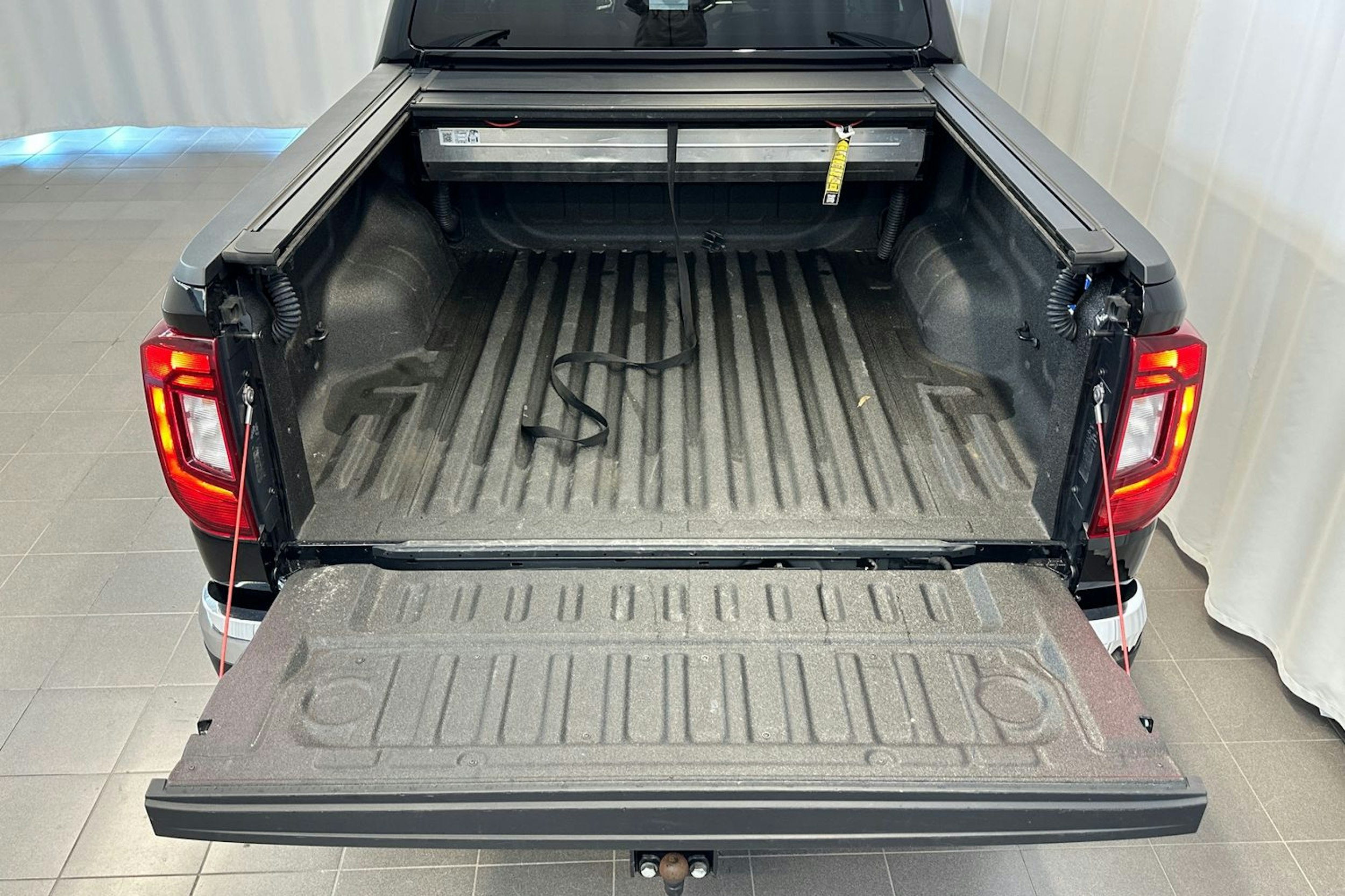 Musta Volkswagen Amarok 2024 kuva 17.