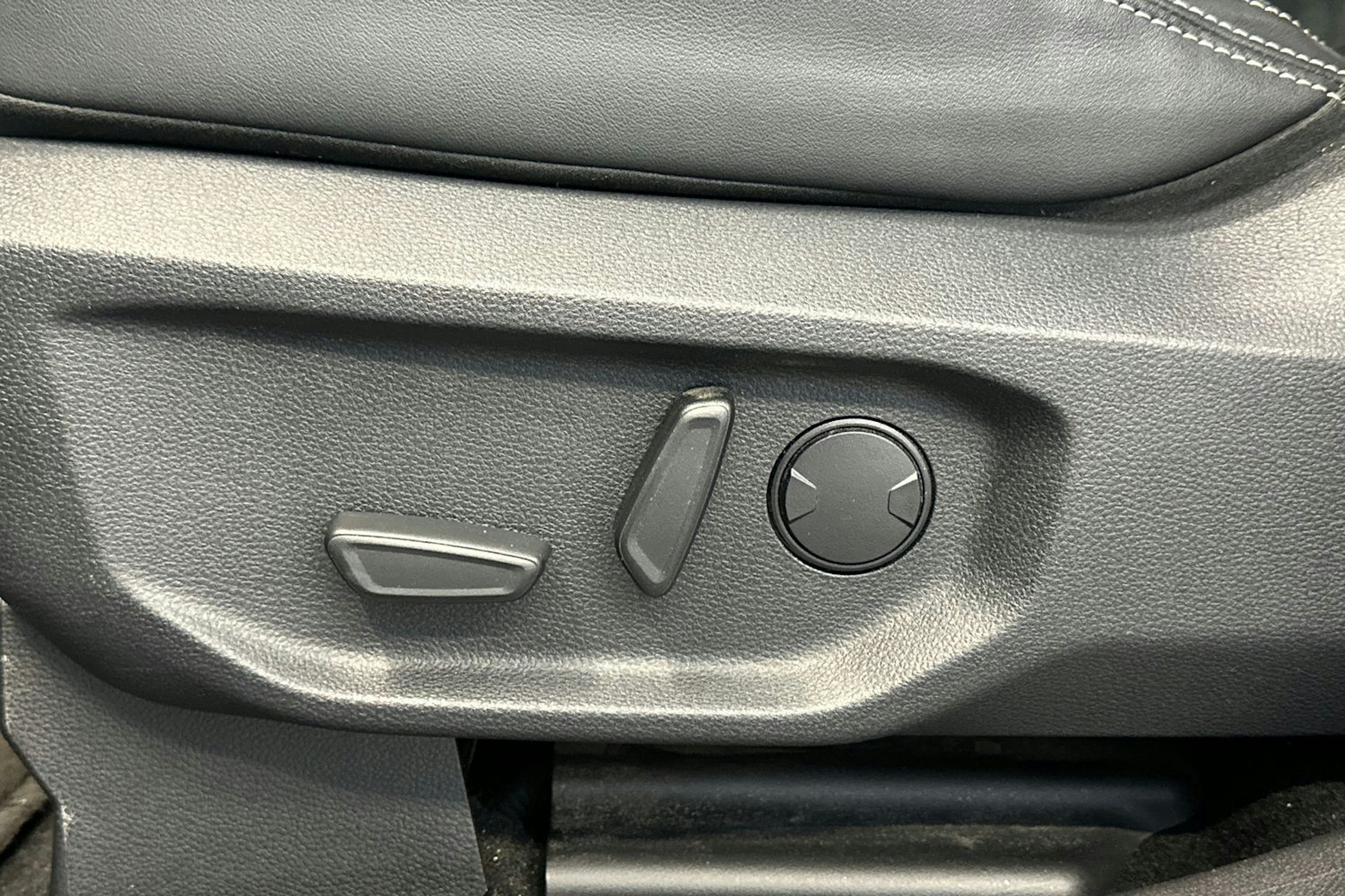 Musta Volkswagen Amarok 2024 kuva 20.