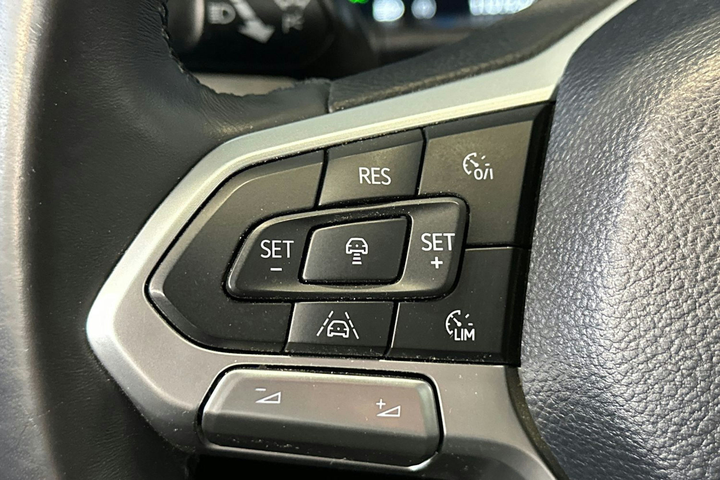 Musta Volkswagen Amarok 2024 kuva 26.