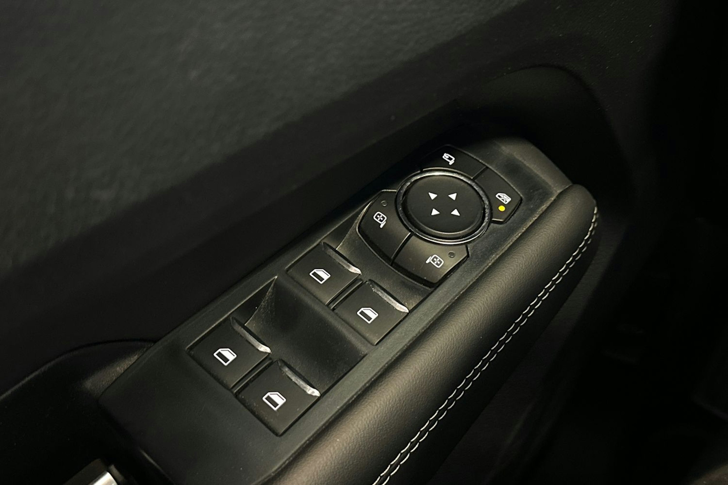 Musta Volkswagen Amarok 2024 kuva 29.