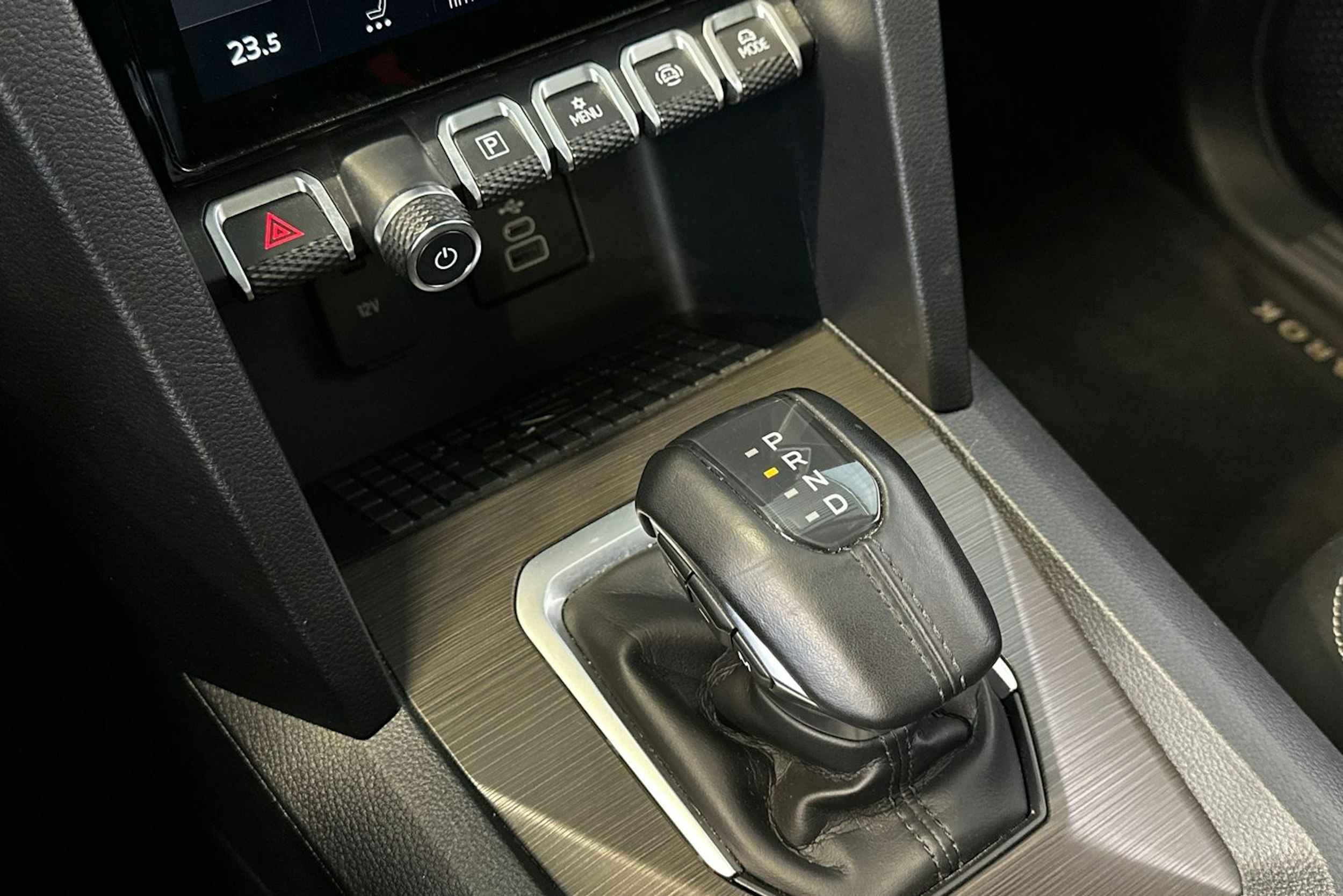 Musta Volkswagen Amarok 2024 kuva 30.