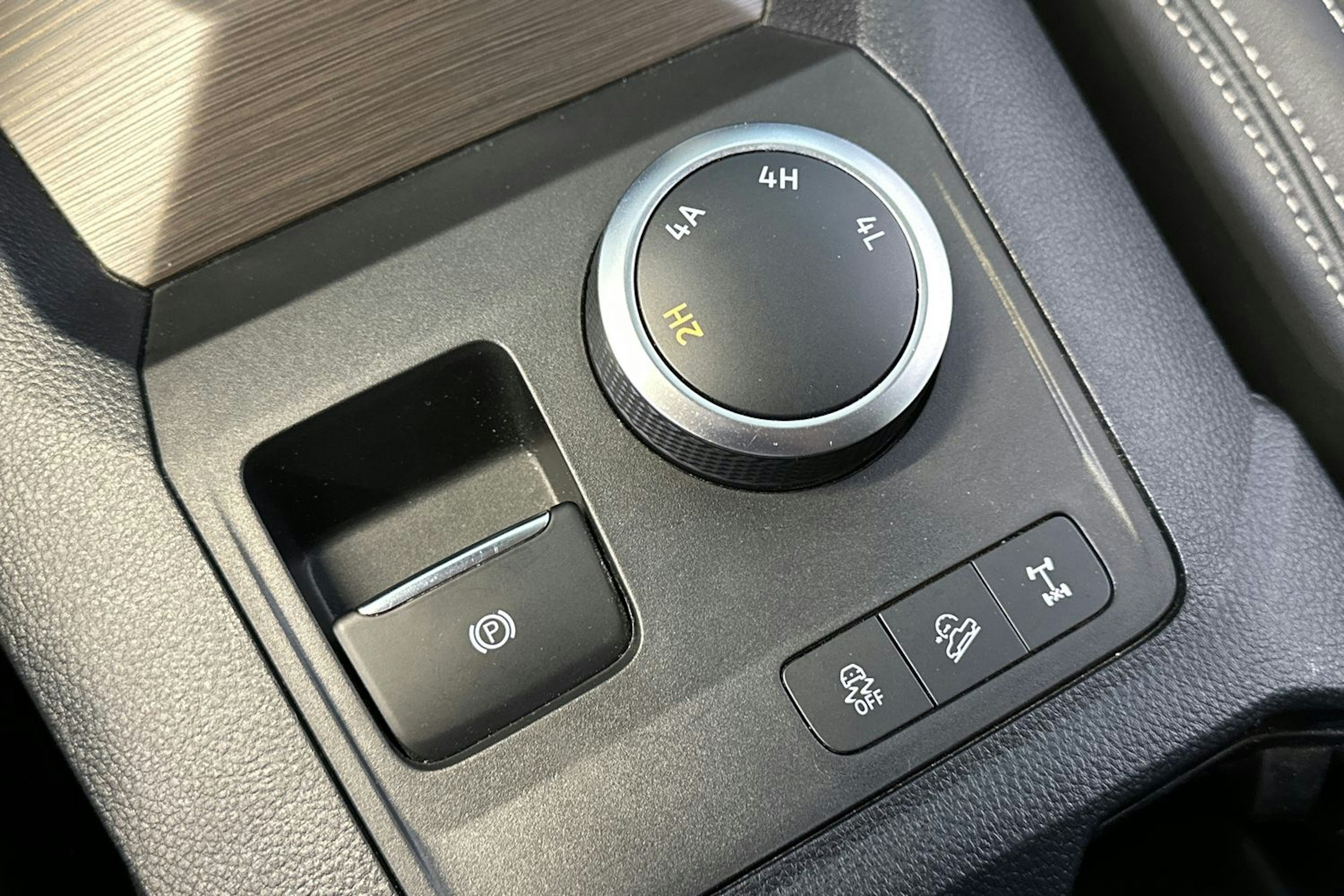Musta Volkswagen Amarok 2024 kuva 31.