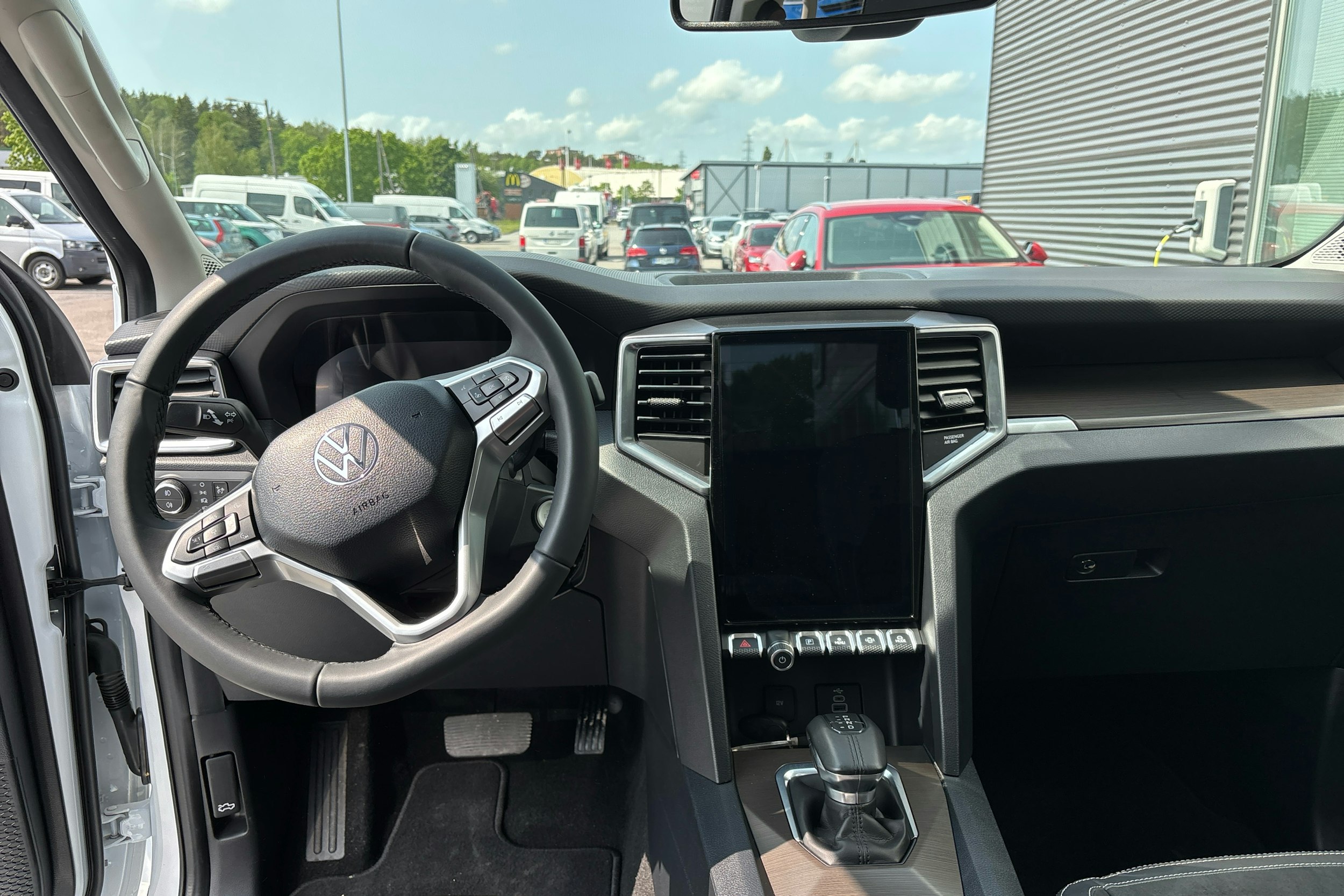 Valkoinen Volkswagen Amarok 2024 kuva 11.