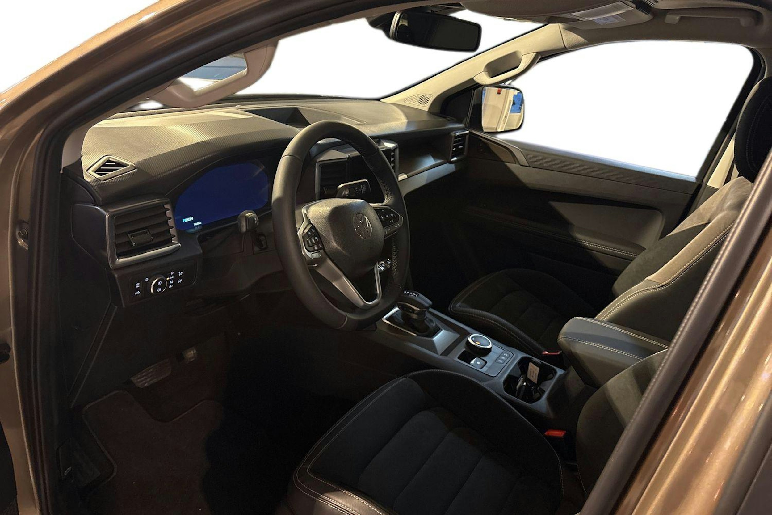 harmaa Volkswagen Amarok 2025 kuva 8.