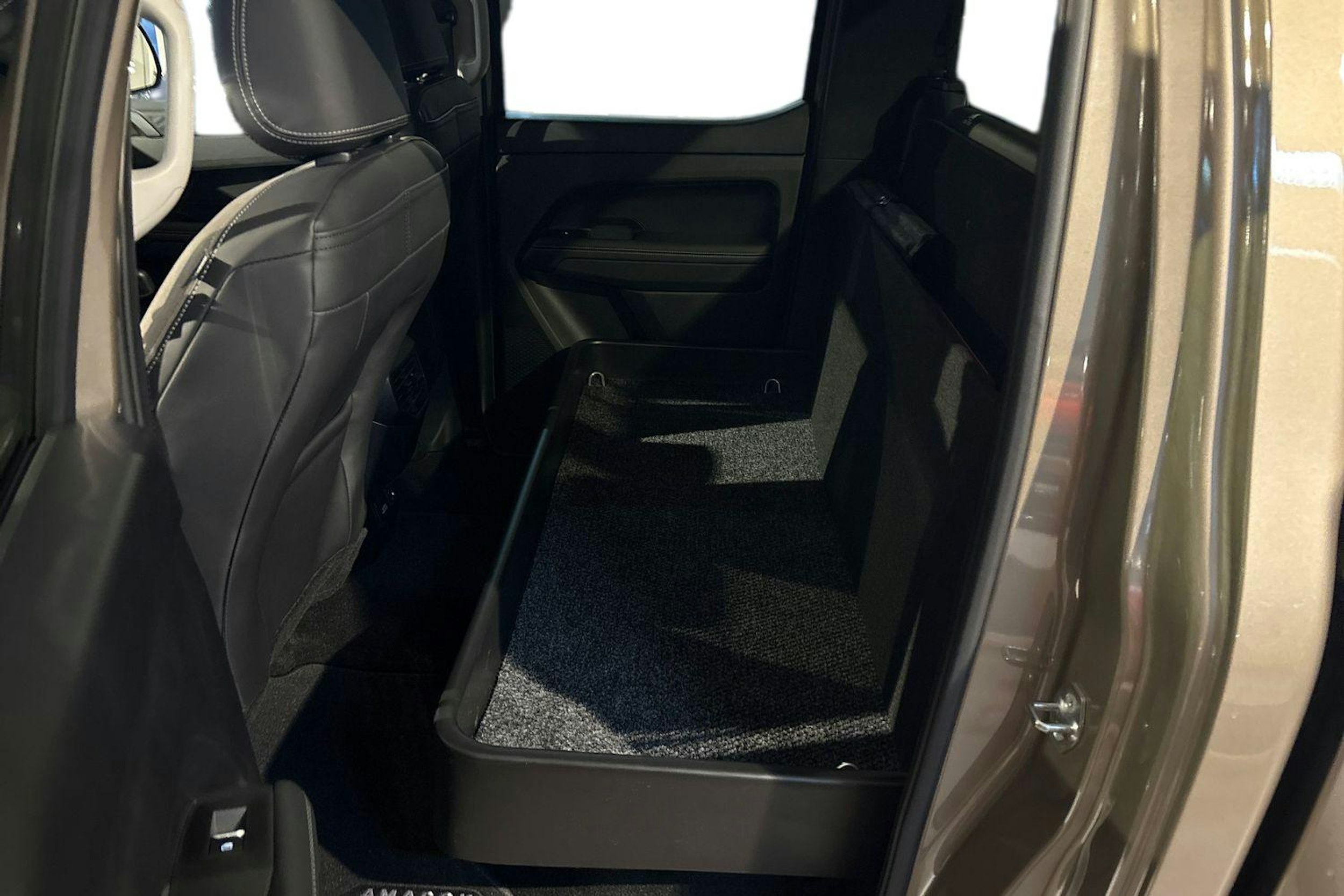 harmaa Volkswagen Amarok 2025 kuva 11.