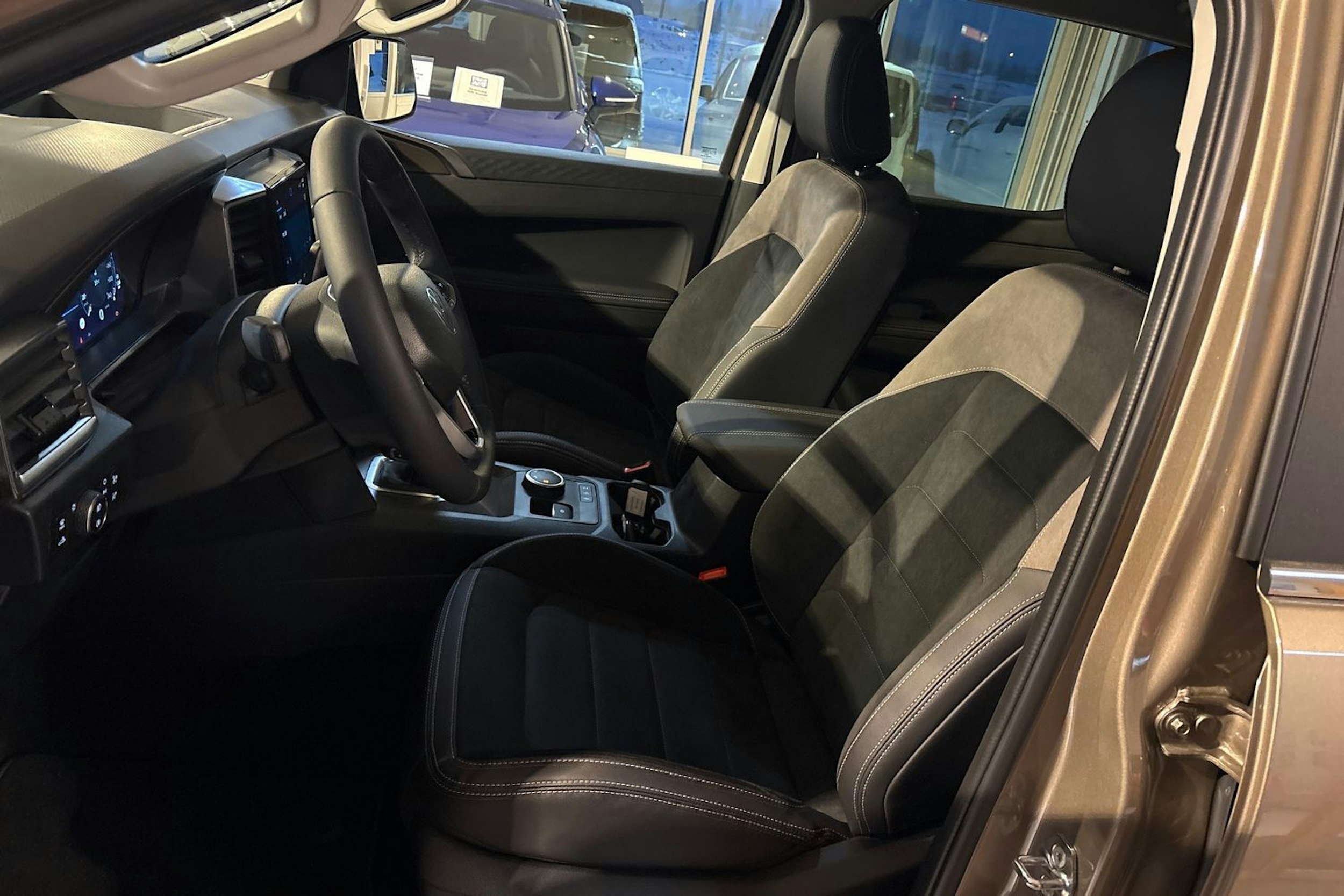 harmaa Volkswagen Amarok 2025 kuva 14.