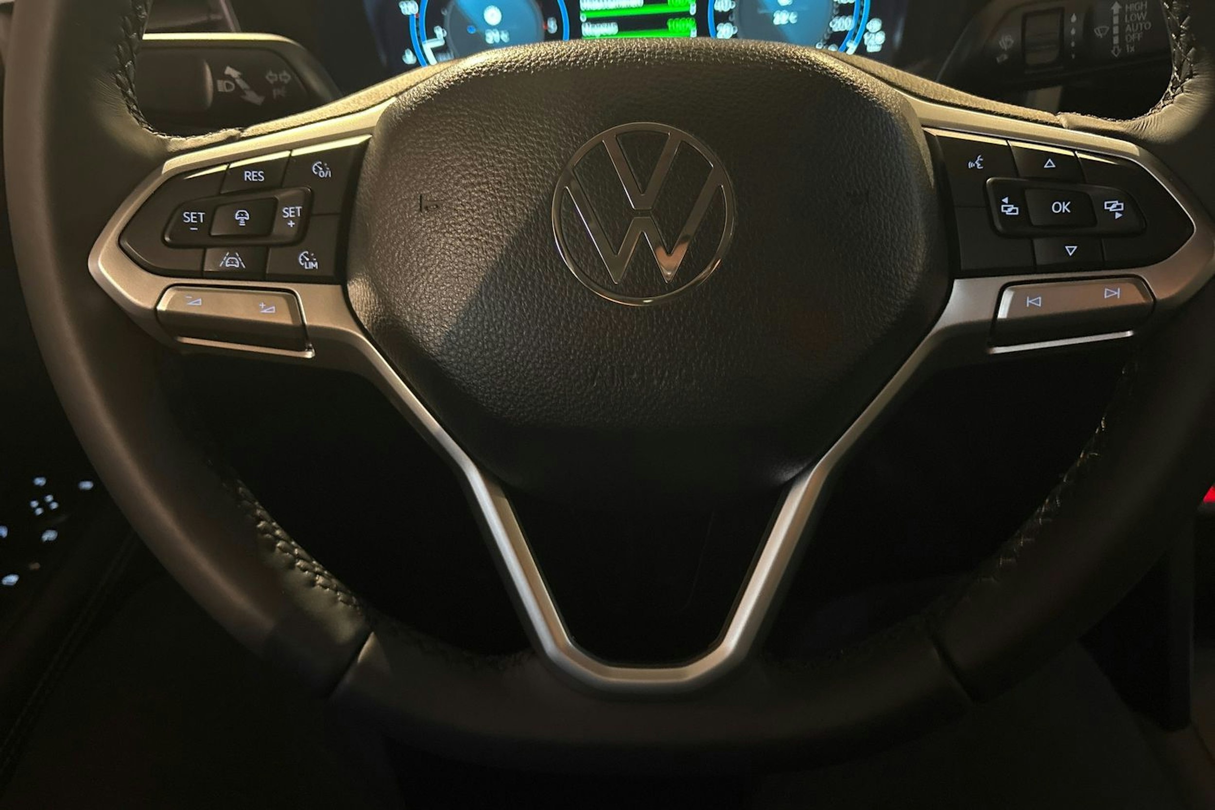 harmaa Volkswagen Amarok 2025 kuva 18.