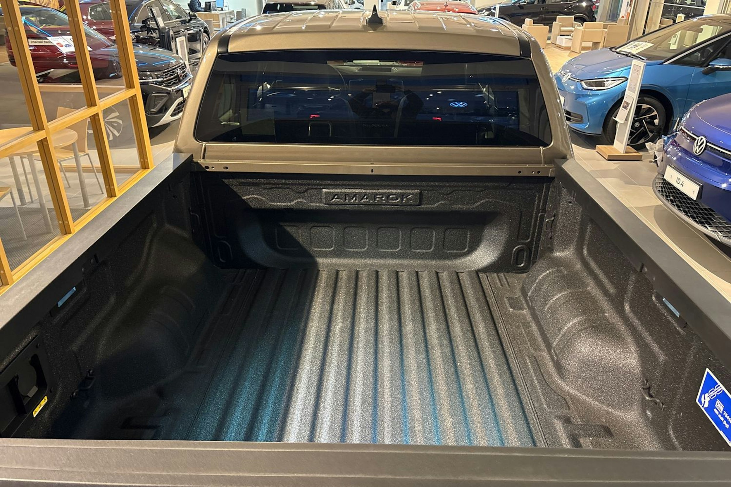 harmaa Volkswagen Amarok 2025 kuva 20.