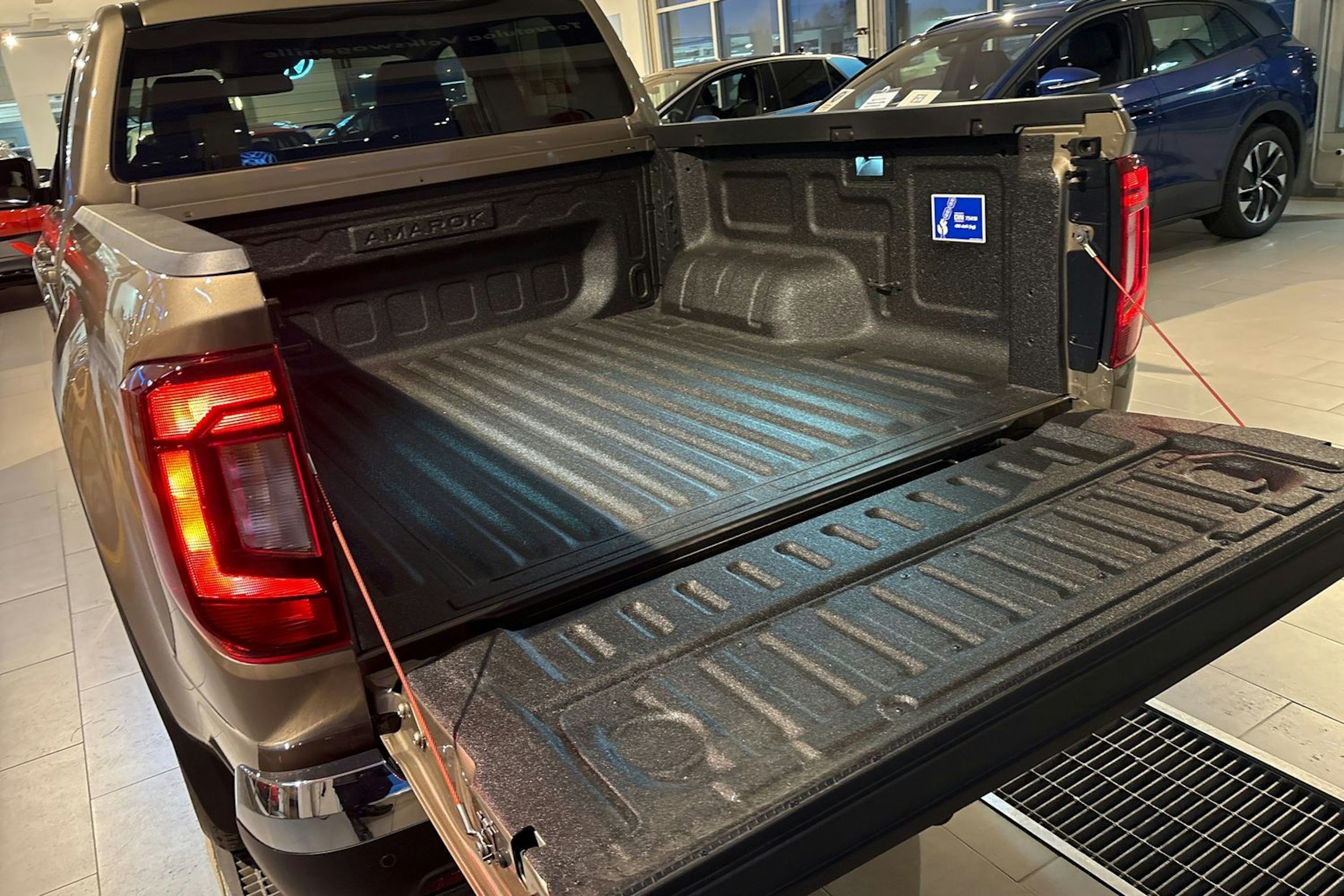 harmaa Volkswagen Amarok 2025 kuva 21.