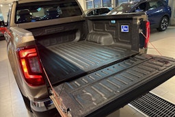 harmaa Volkswagen Amarok 2025 kuva 21.