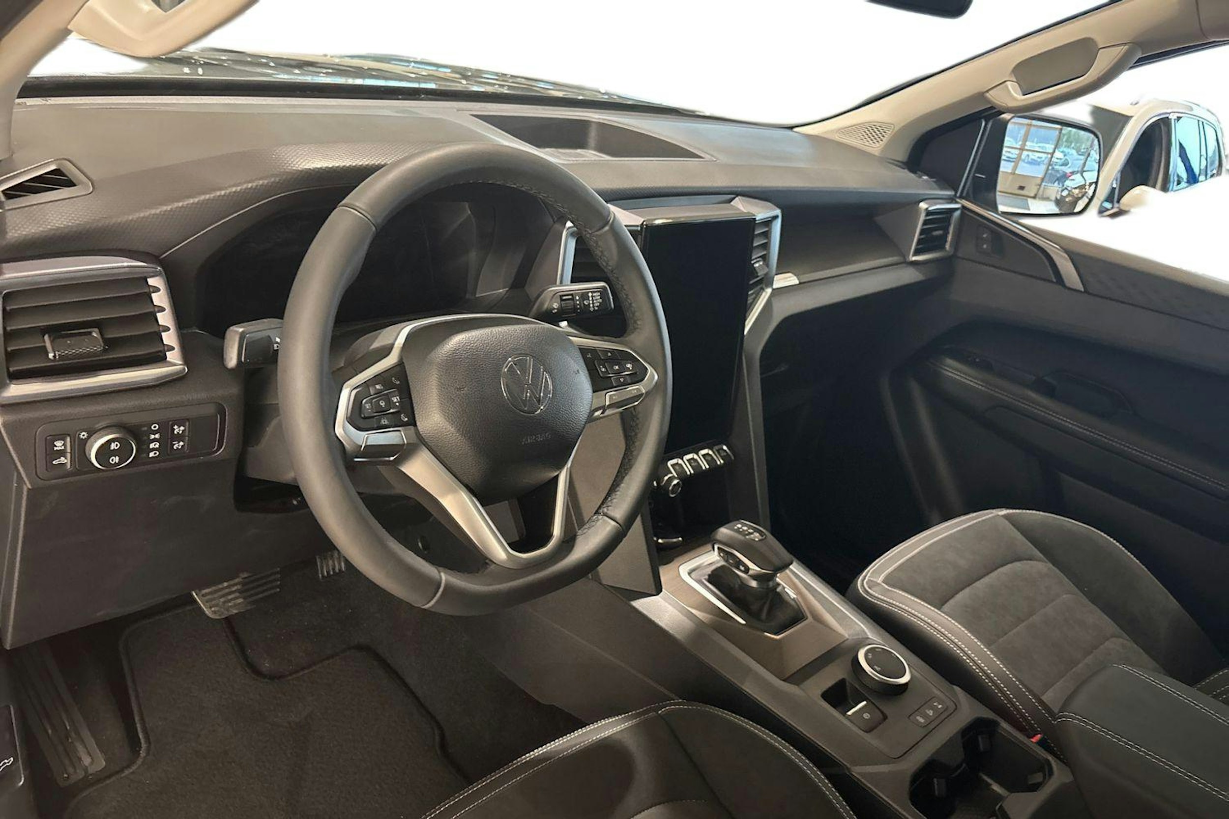 harmaa Volkswagen Amarok 2026 kuva 8.