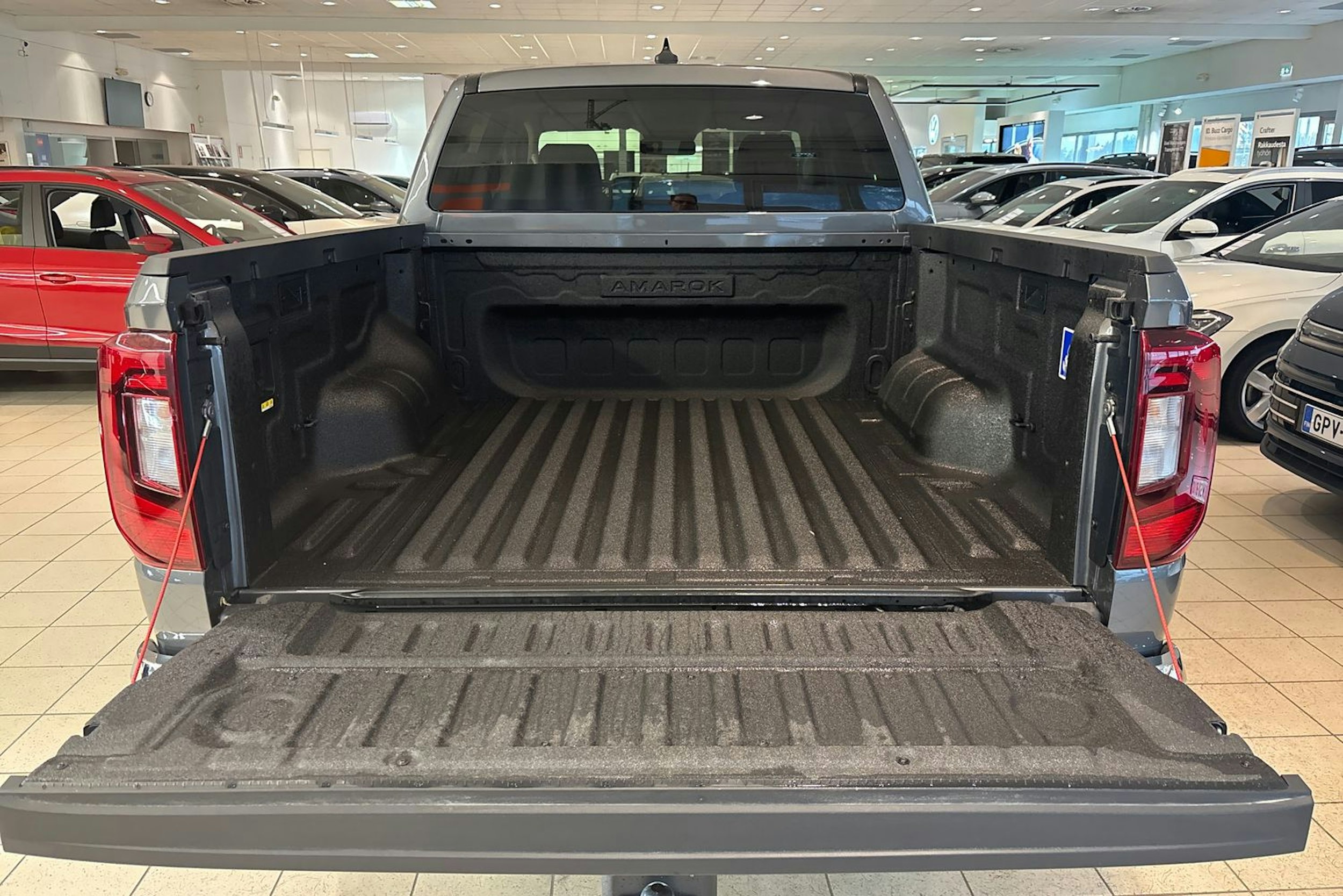 harmaa Volkswagen Amarok 2026 kuva 13.