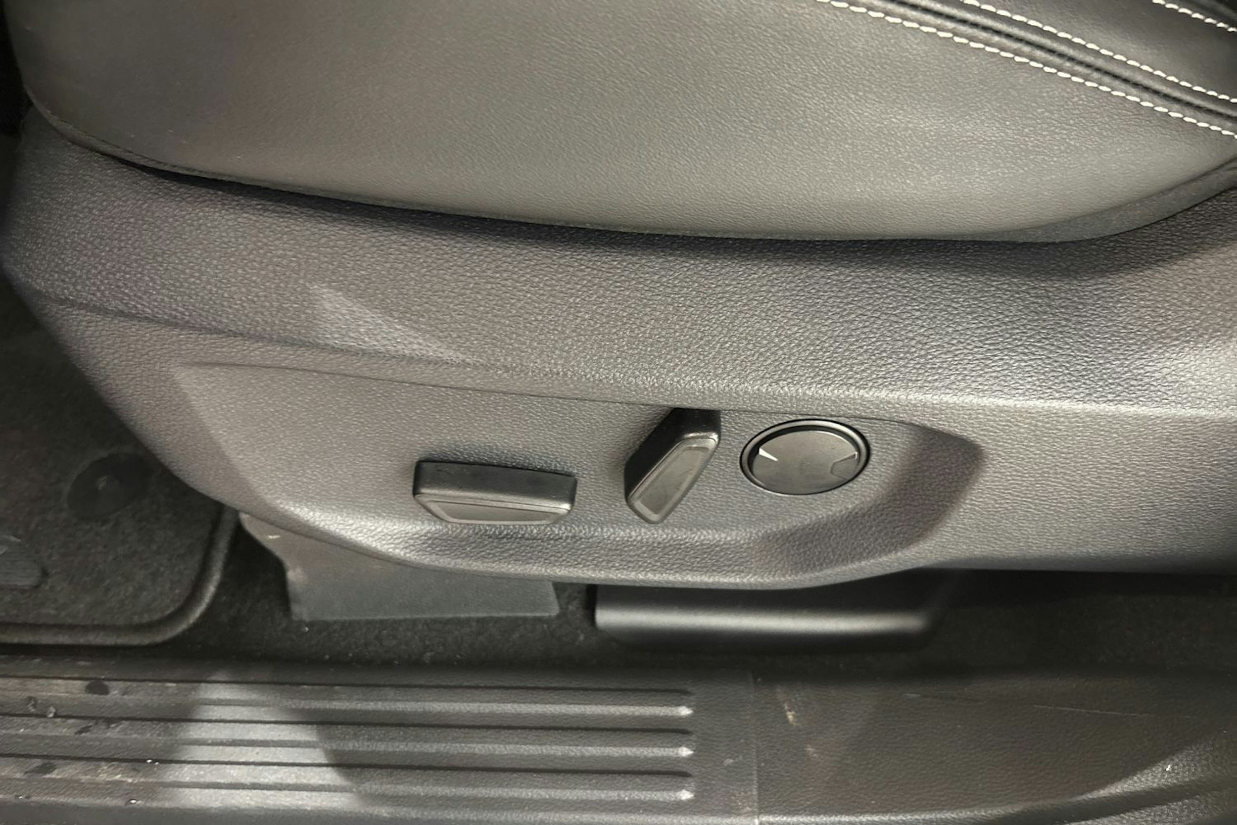 harmaa Volkswagen Amarok 2026 kuva 15.