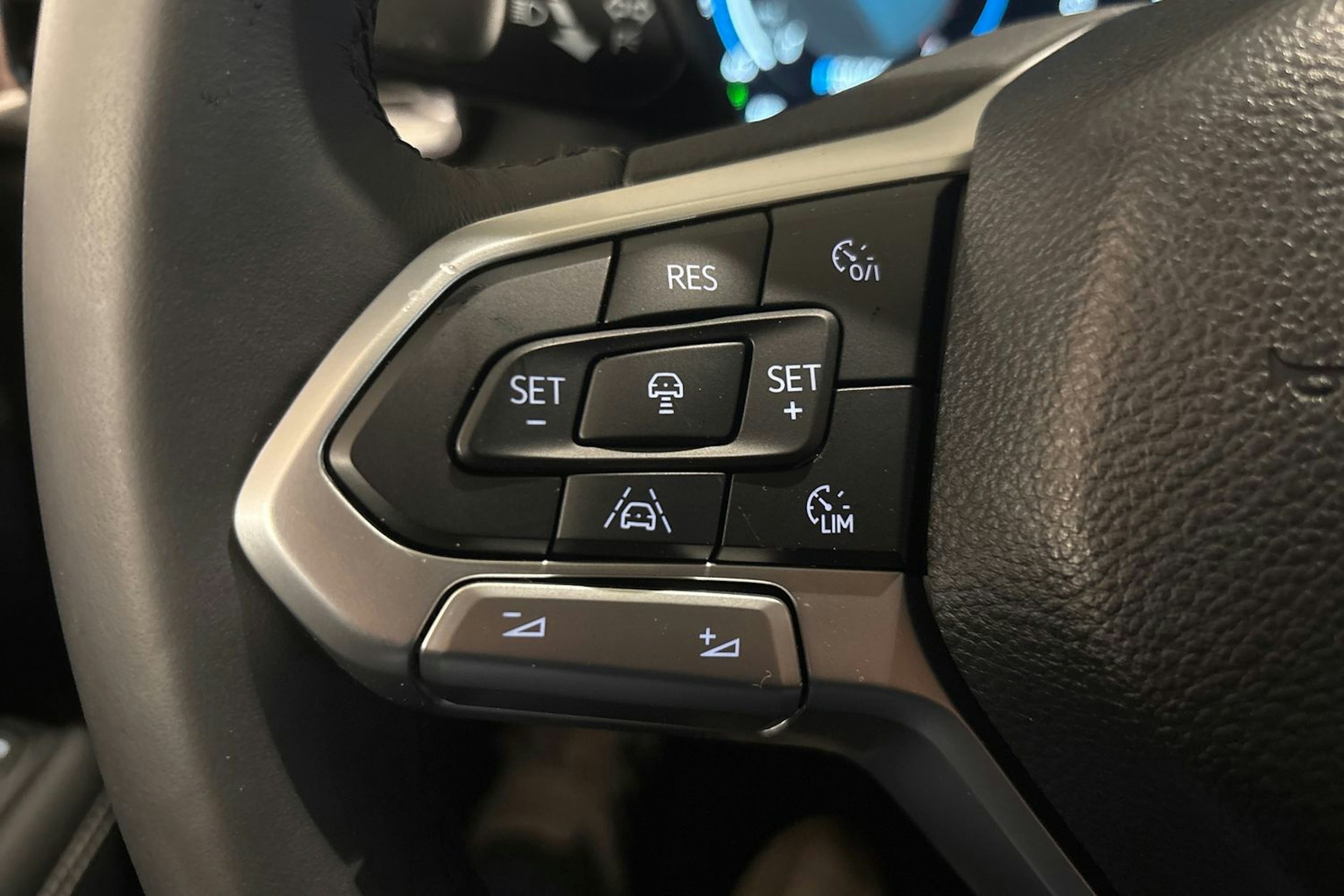 harmaa Volkswagen Amarok 2026 kuva 18.