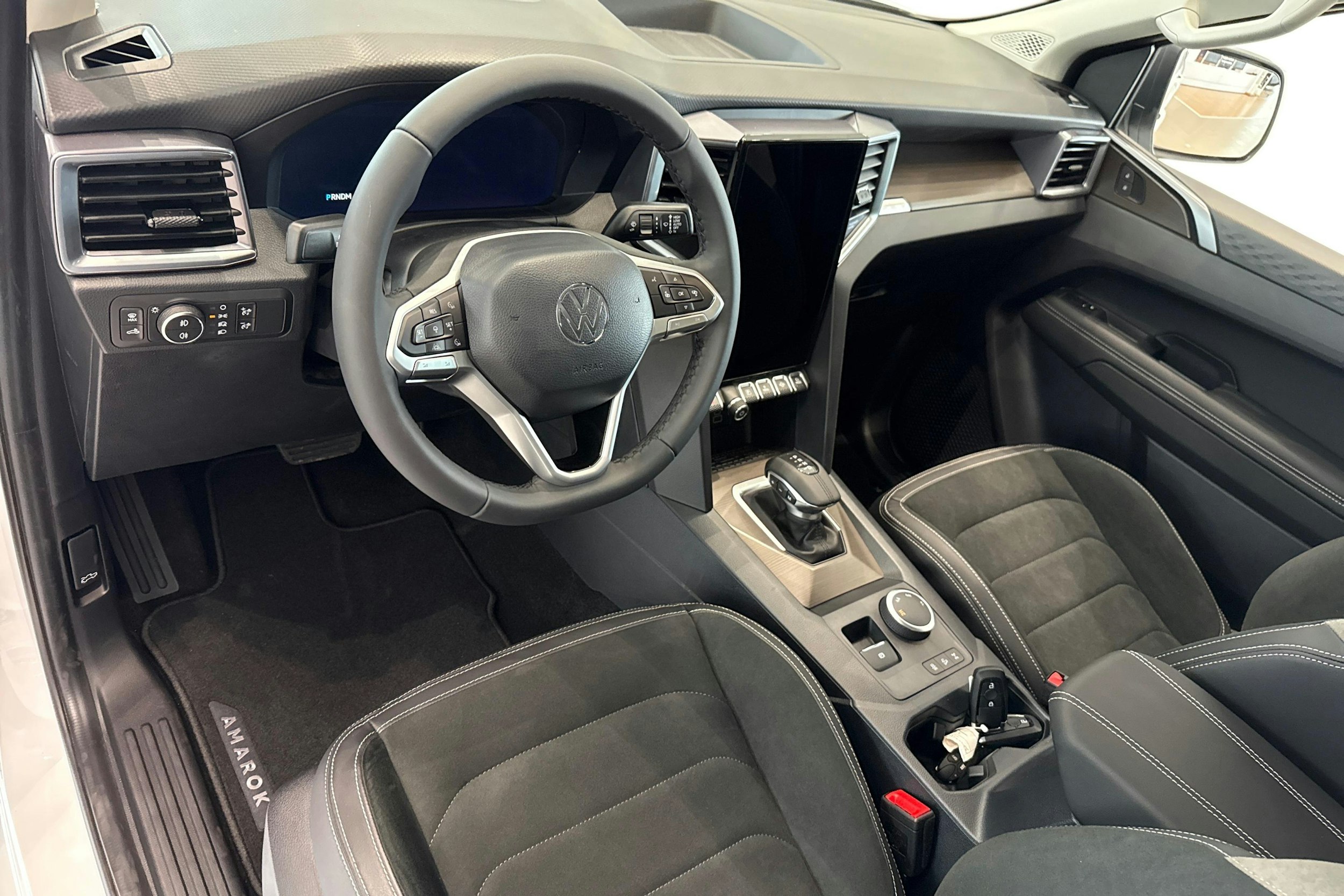 valkoinen Volkswagen Amarok 2025 kuva 8.