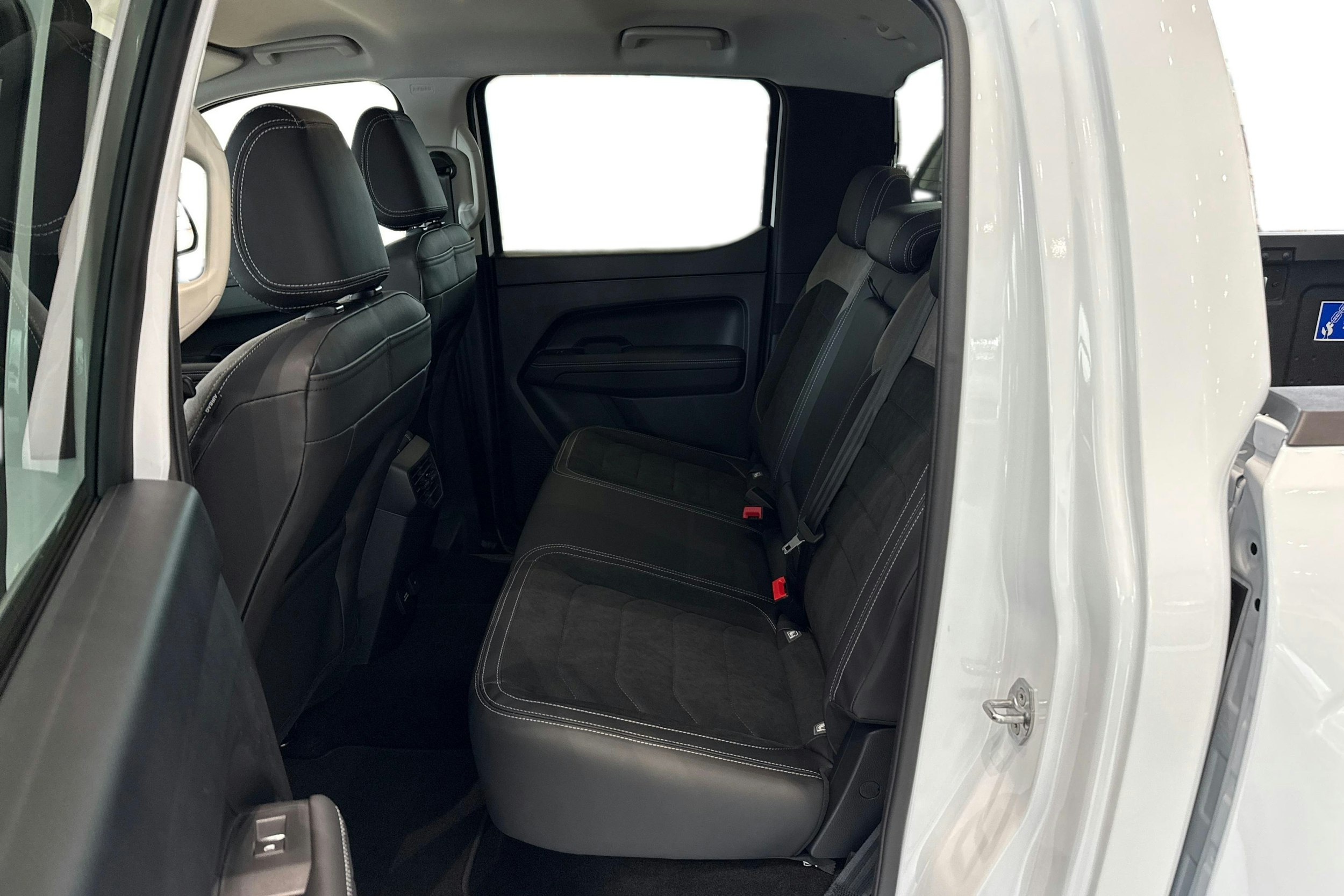 valkoinen Volkswagen Amarok 2025 kuva 10.