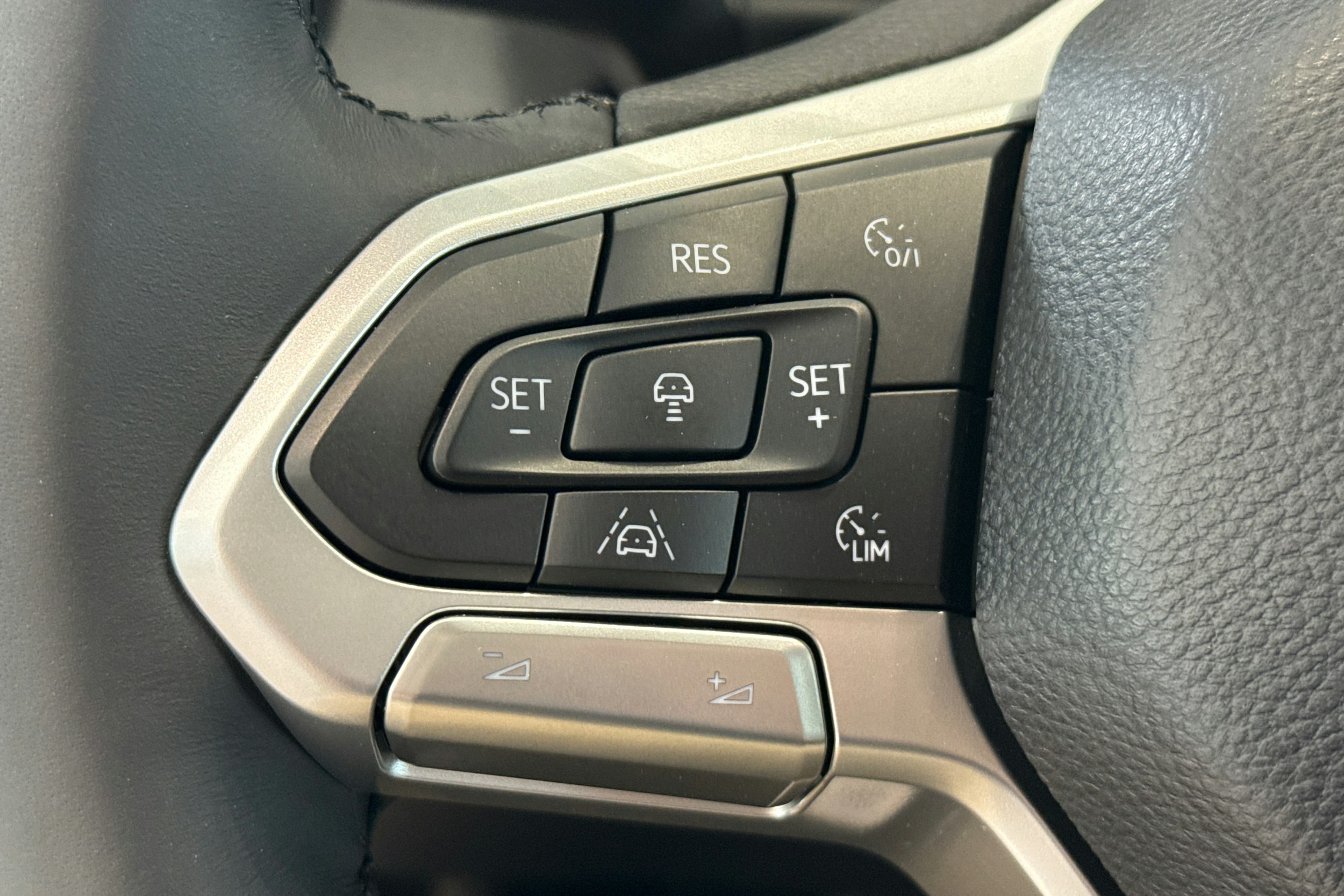 valkoinen Volkswagen Amarok 2025 kuva 16.