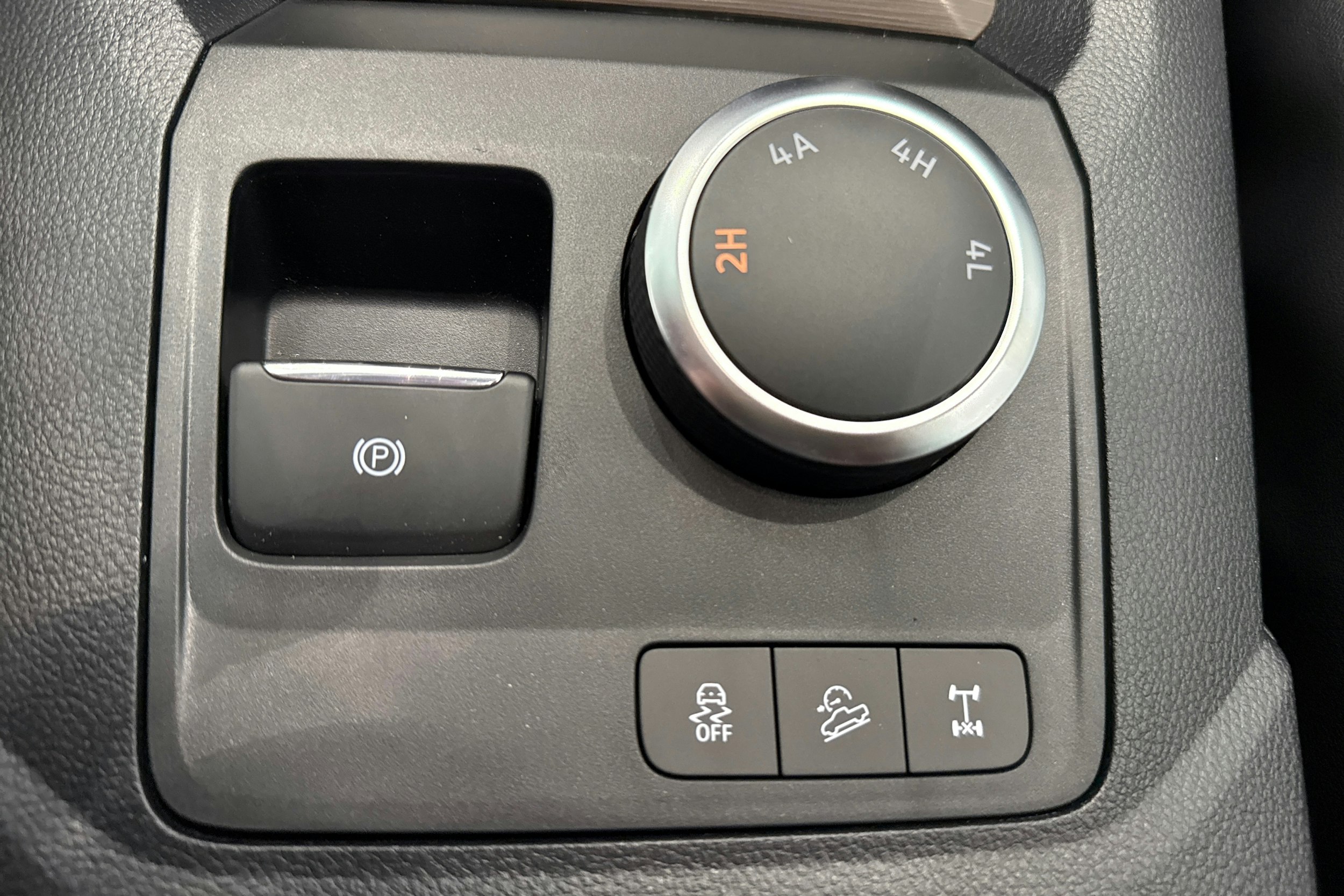 valkoinen Volkswagen Amarok 2025 kuva 25.