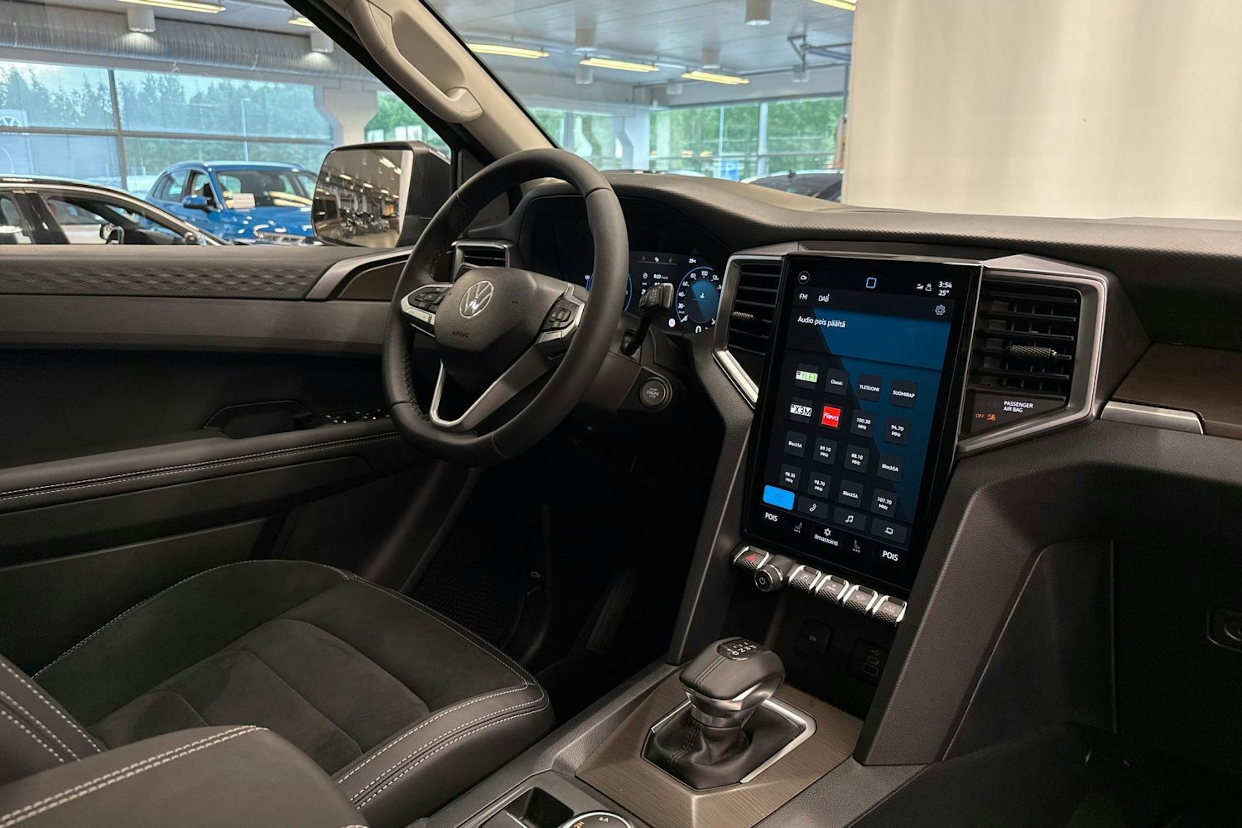 met. harmaa Volkswagen Amarok 2025 kuva 3.
