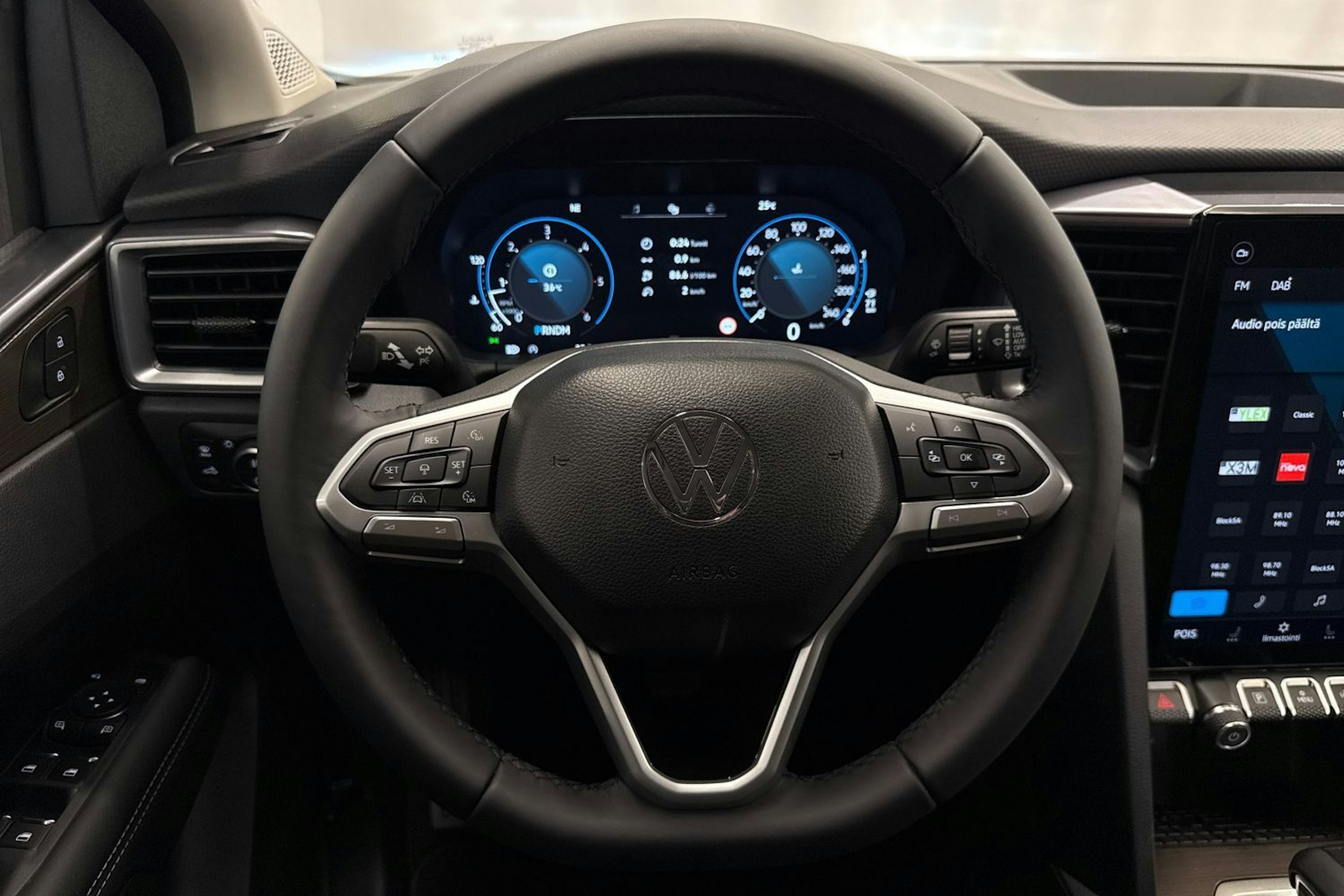 met. harmaa Volkswagen Amarok 2025 kuva 4.