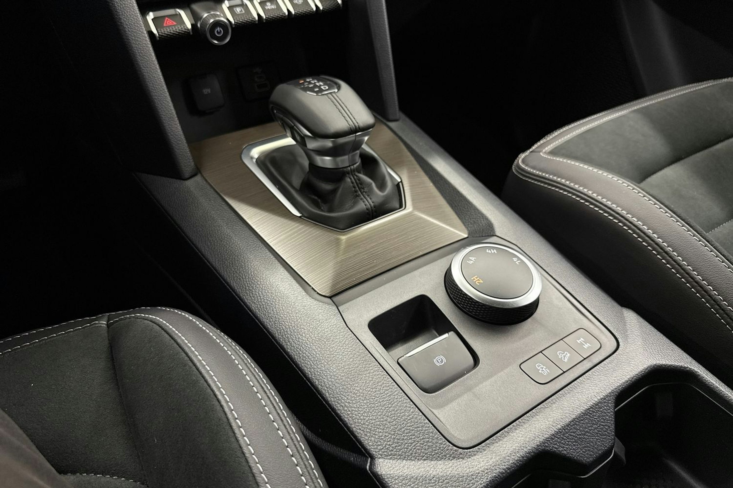 met. harmaa Volkswagen Amarok 2025 kuva 11.