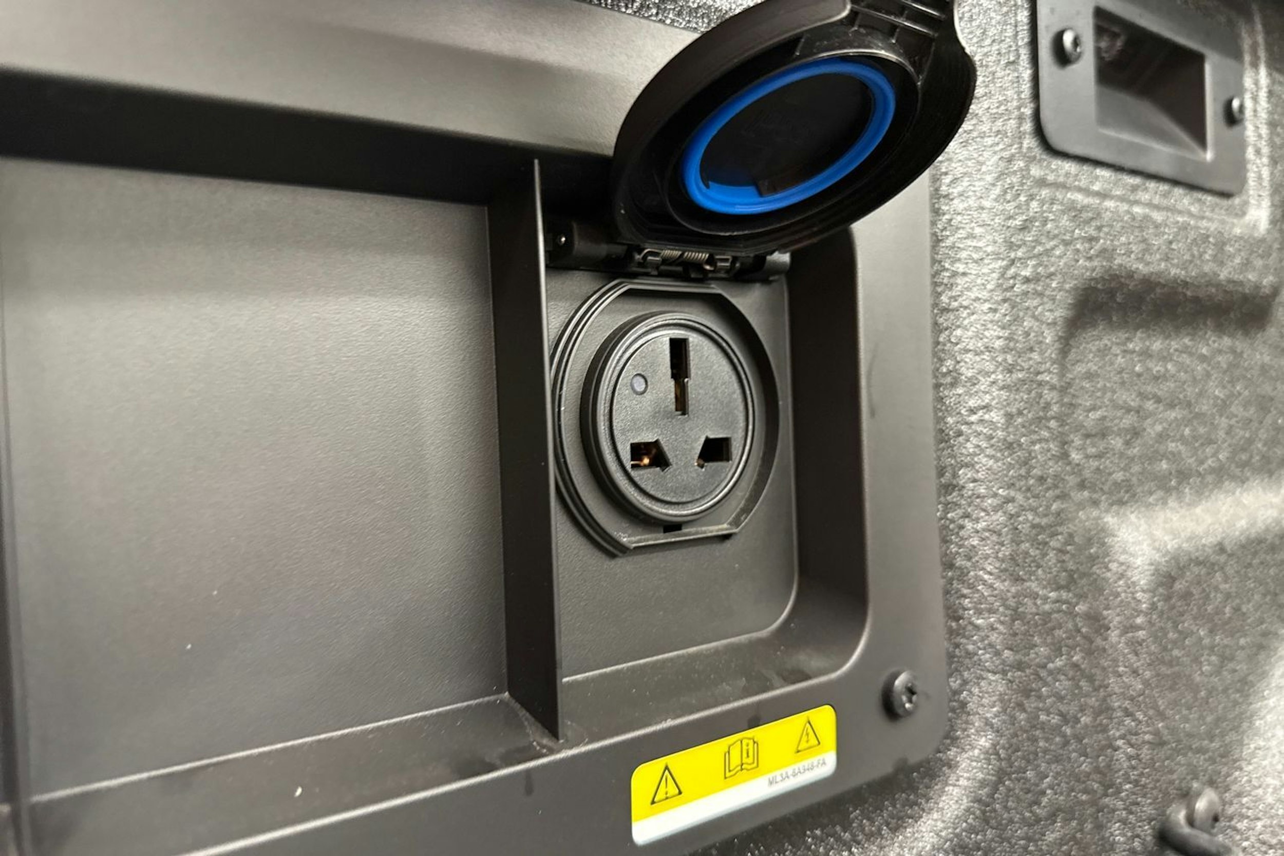 met. harmaa Volkswagen Amarok 2025 kuva 28.