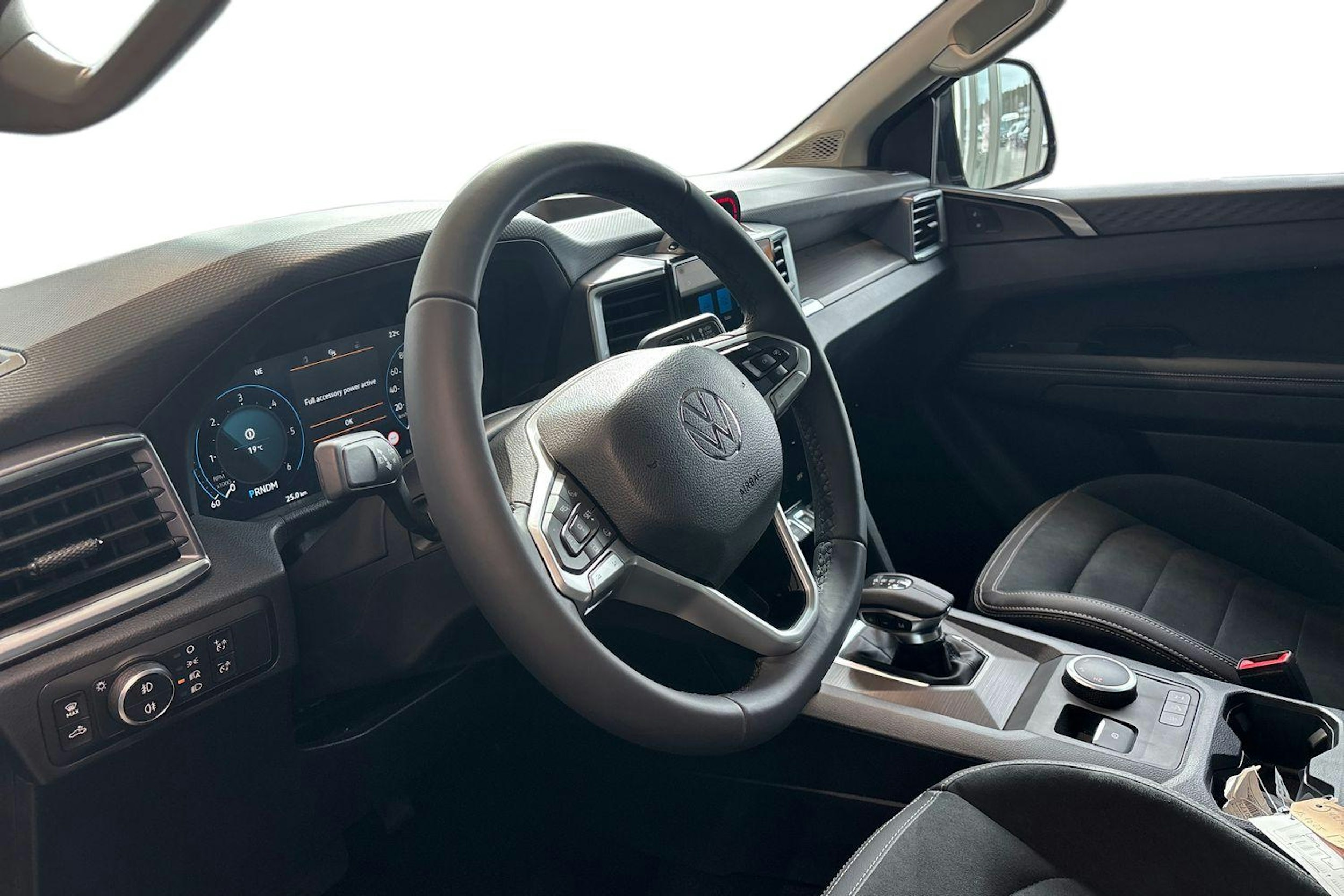 musta Volkswagen Amarok 2026 kuva 8.