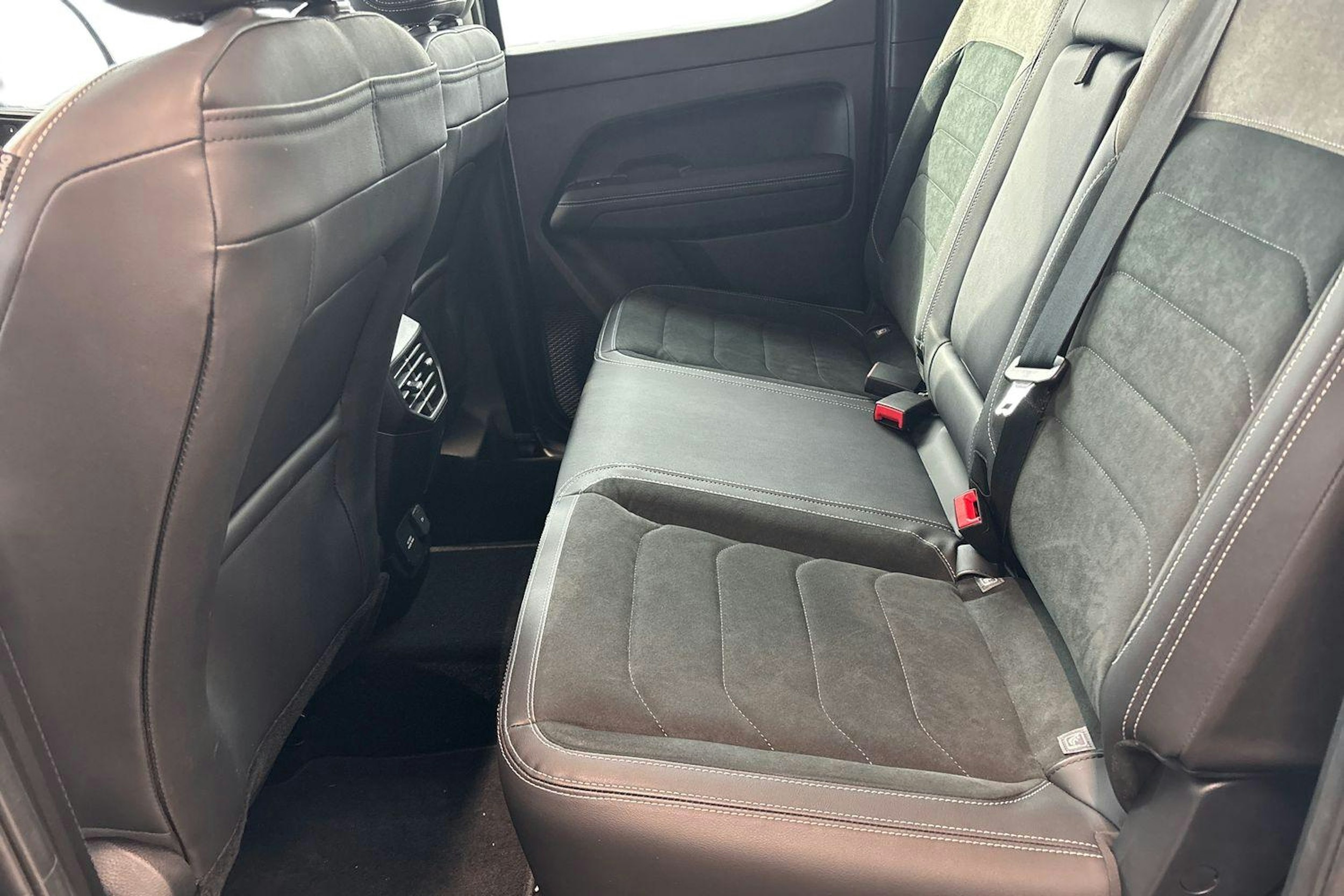 musta Volkswagen Amarok 2026 kuva 11.