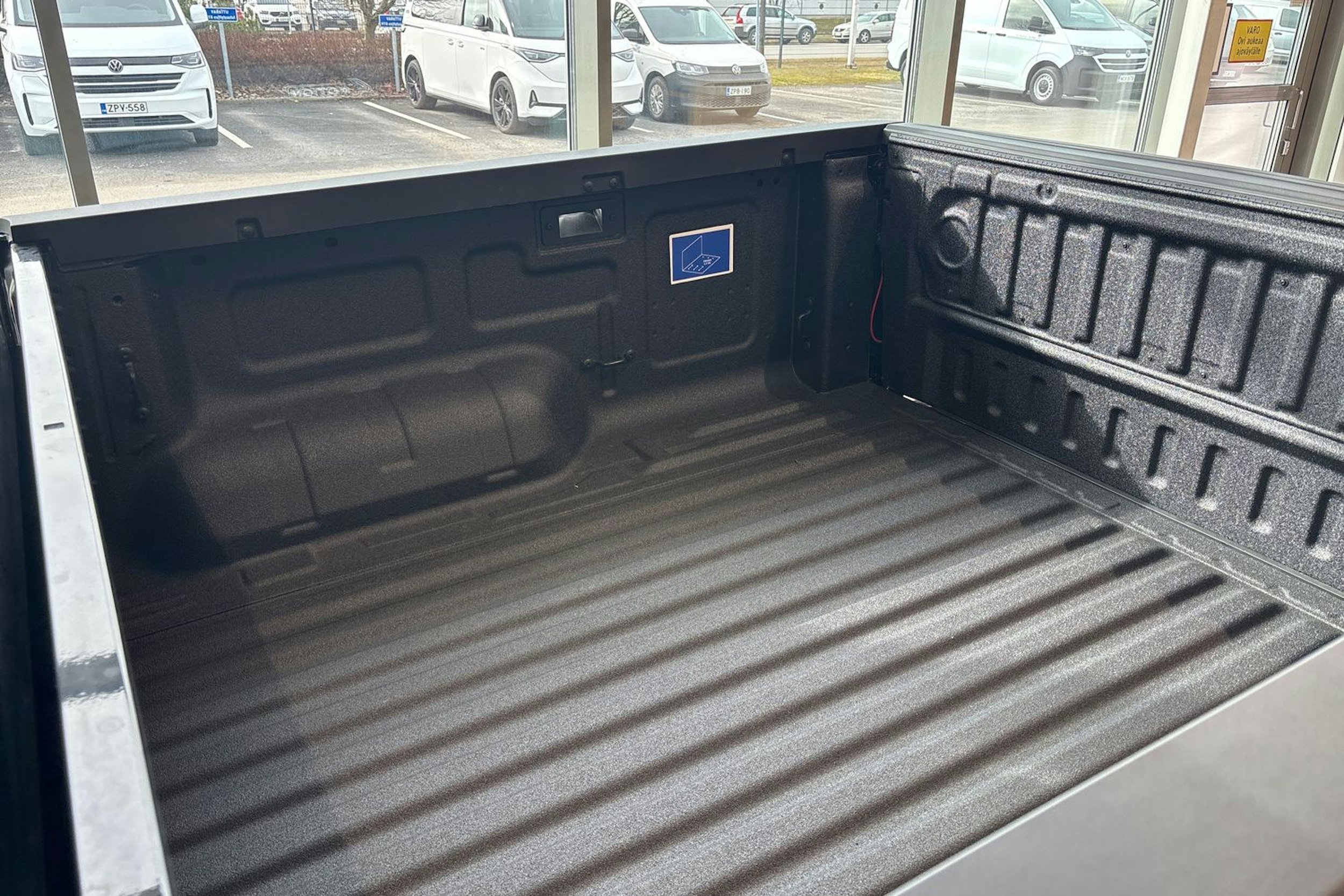 musta Volkswagen Amarok 2026 kuva 14.