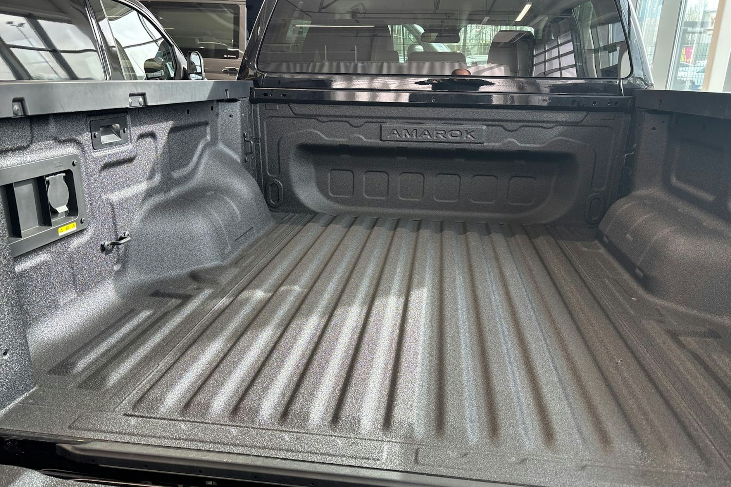 musta Volkswagen Amarok 2026 kuva 15.