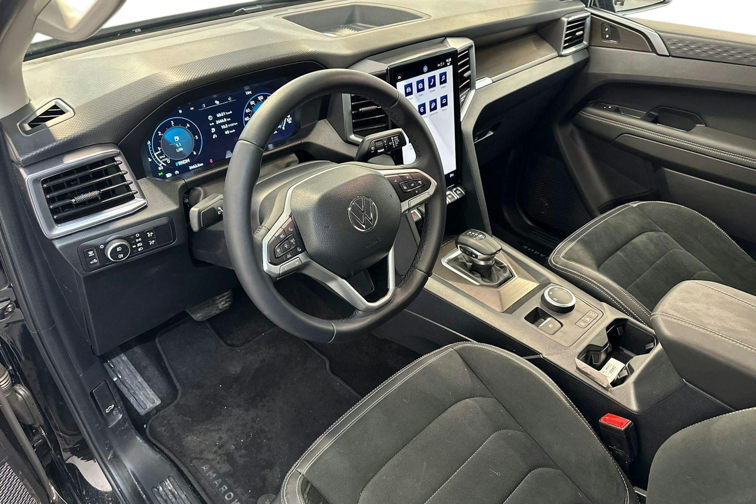 musta Volkswagen Amarok 2025 kuva 8.