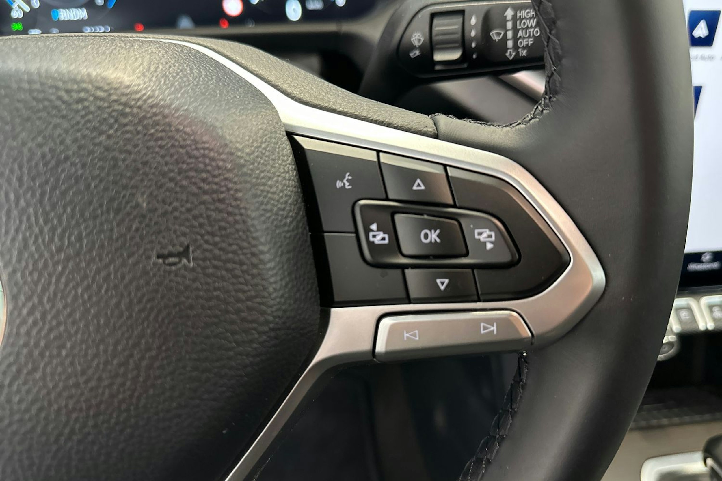 musta Volkswagen Amarok 2025 kuva 14.