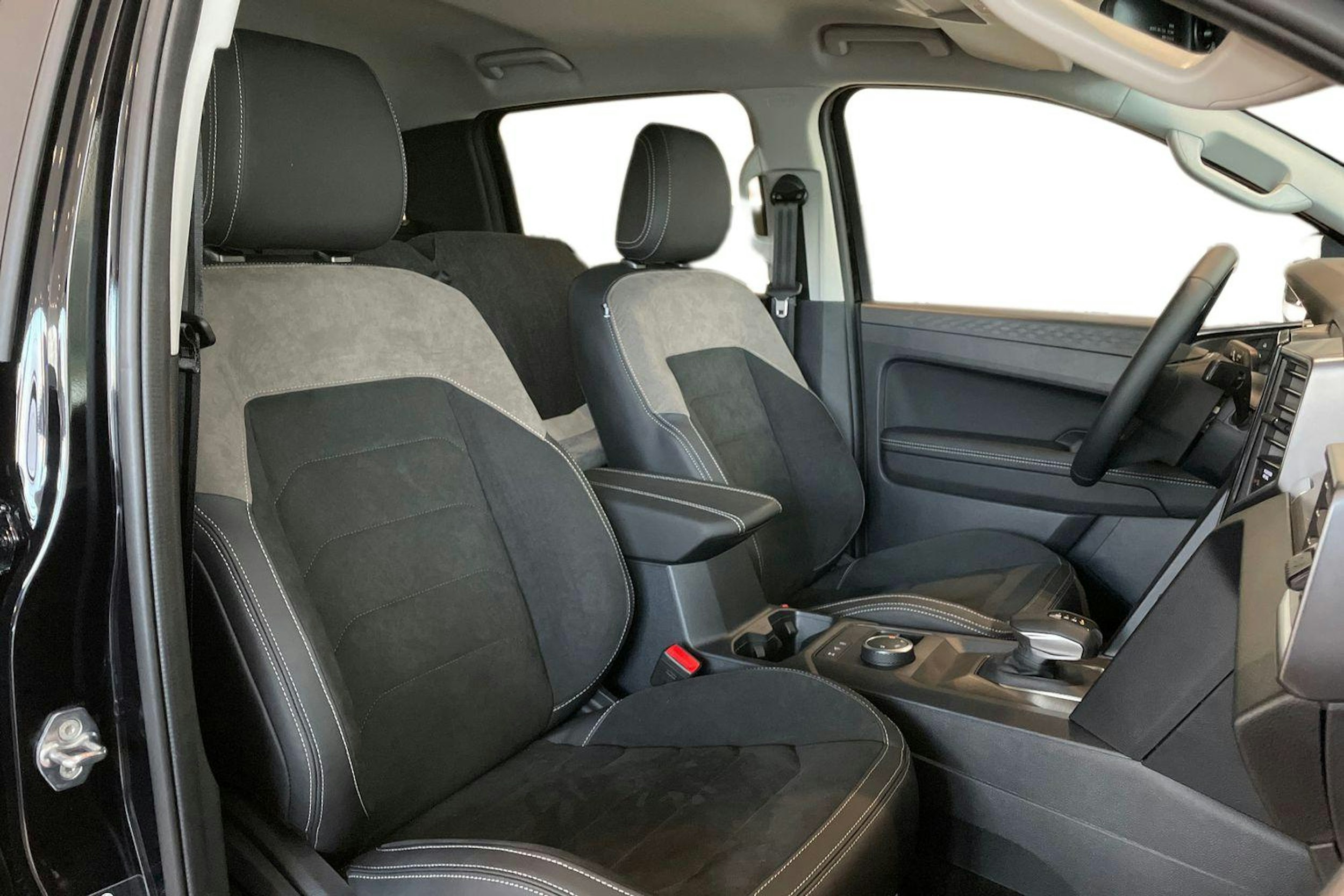 musta Volkswagen Amarok 2025 kuva 8.