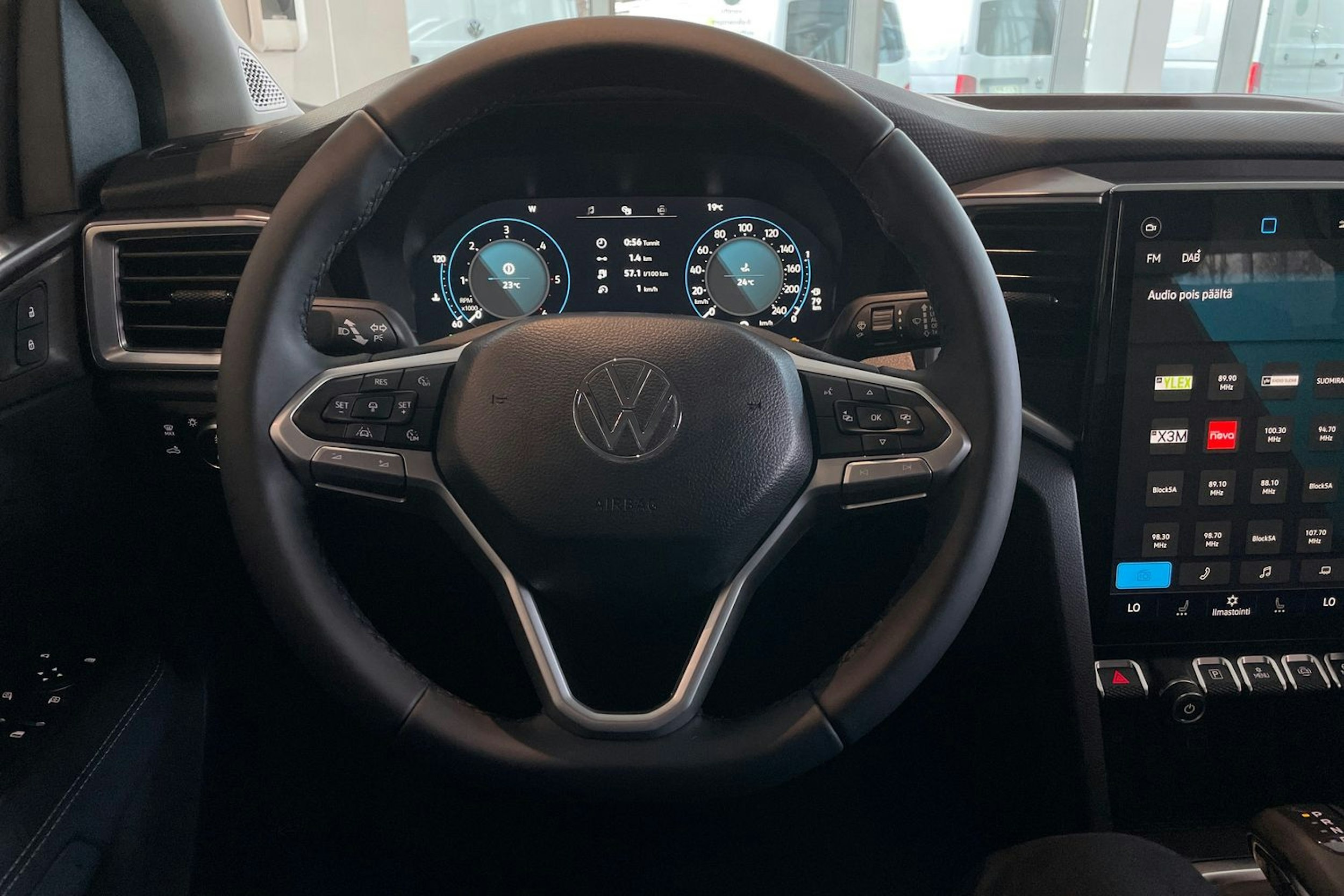 musta Volkswagen Amarok 2025 kuva 10.