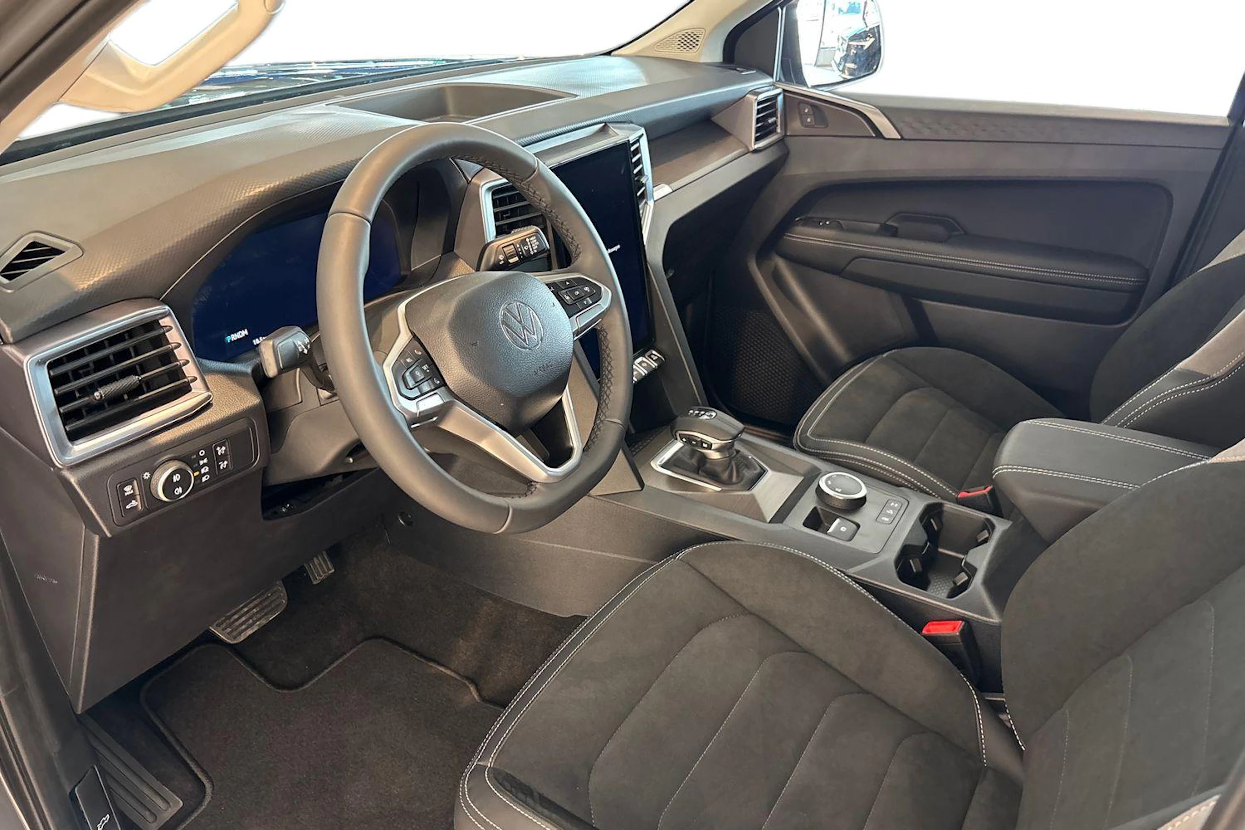 harmaa Volkswagen Amarok 2026 kuva 8.