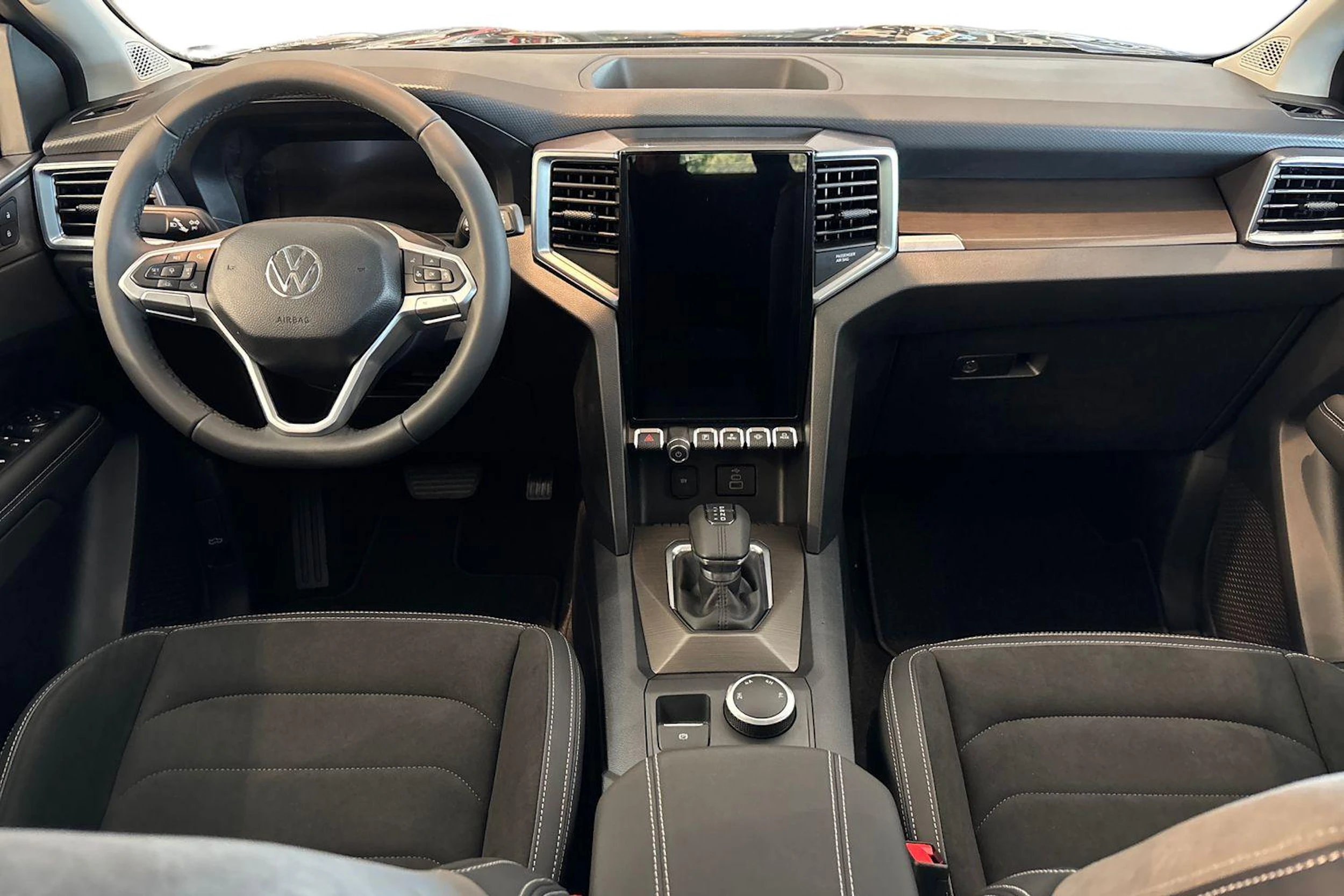harmaa Volkswagen Amarok 2026 kuva 9.