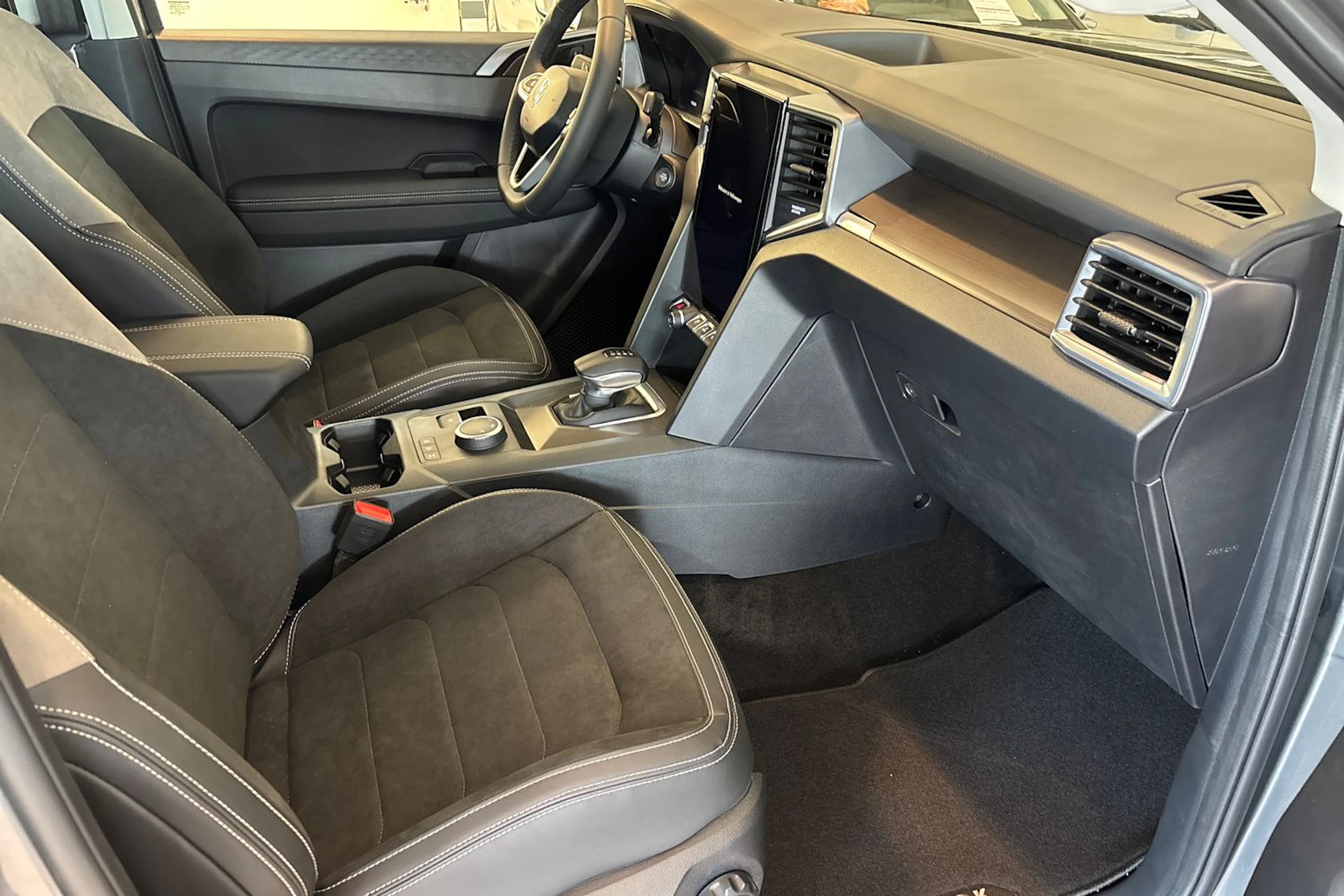 harmaa Volkswagen Amarok 2026 kuva 14.