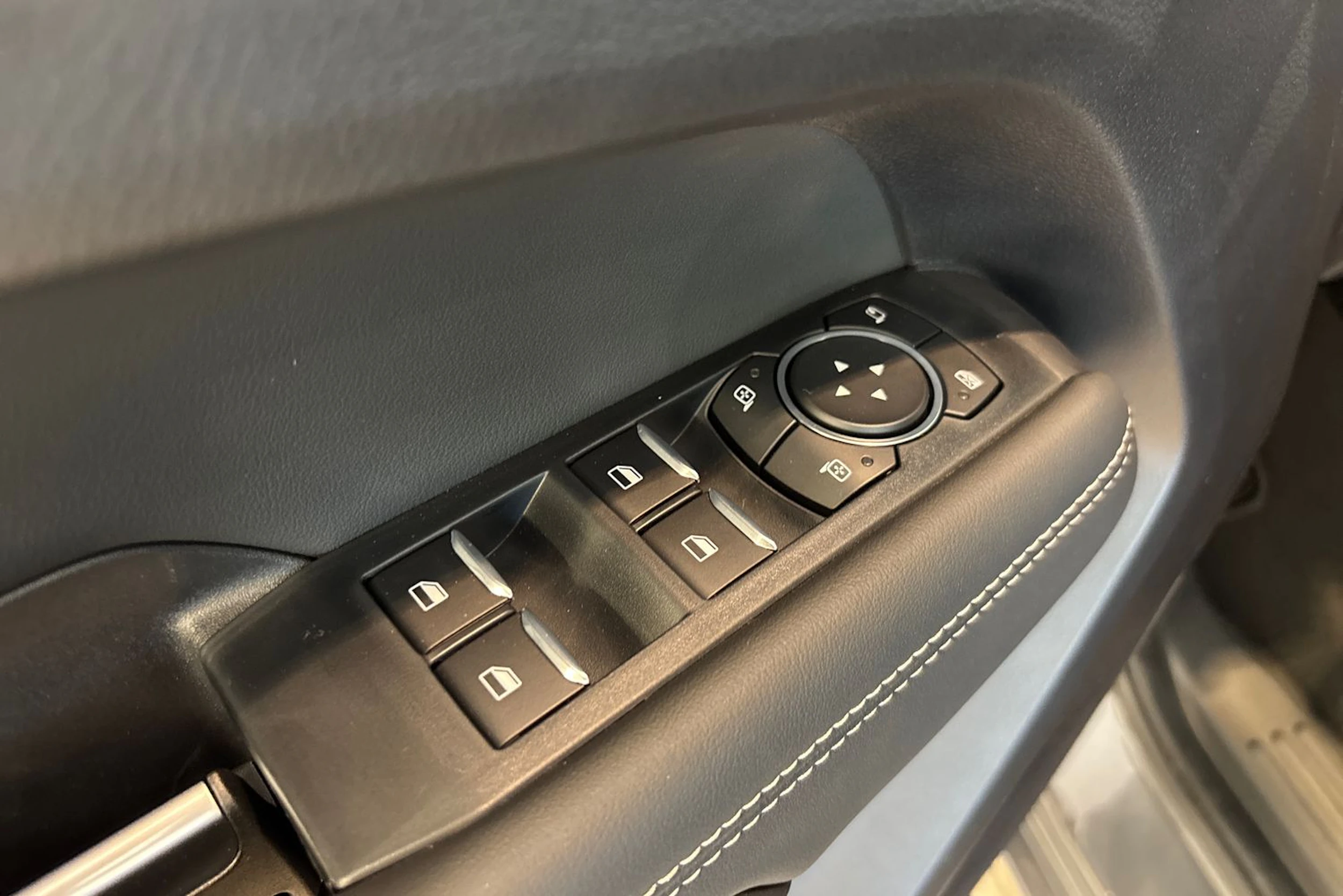 harmaa Volkswagen Amarok 2026 kuva 18.