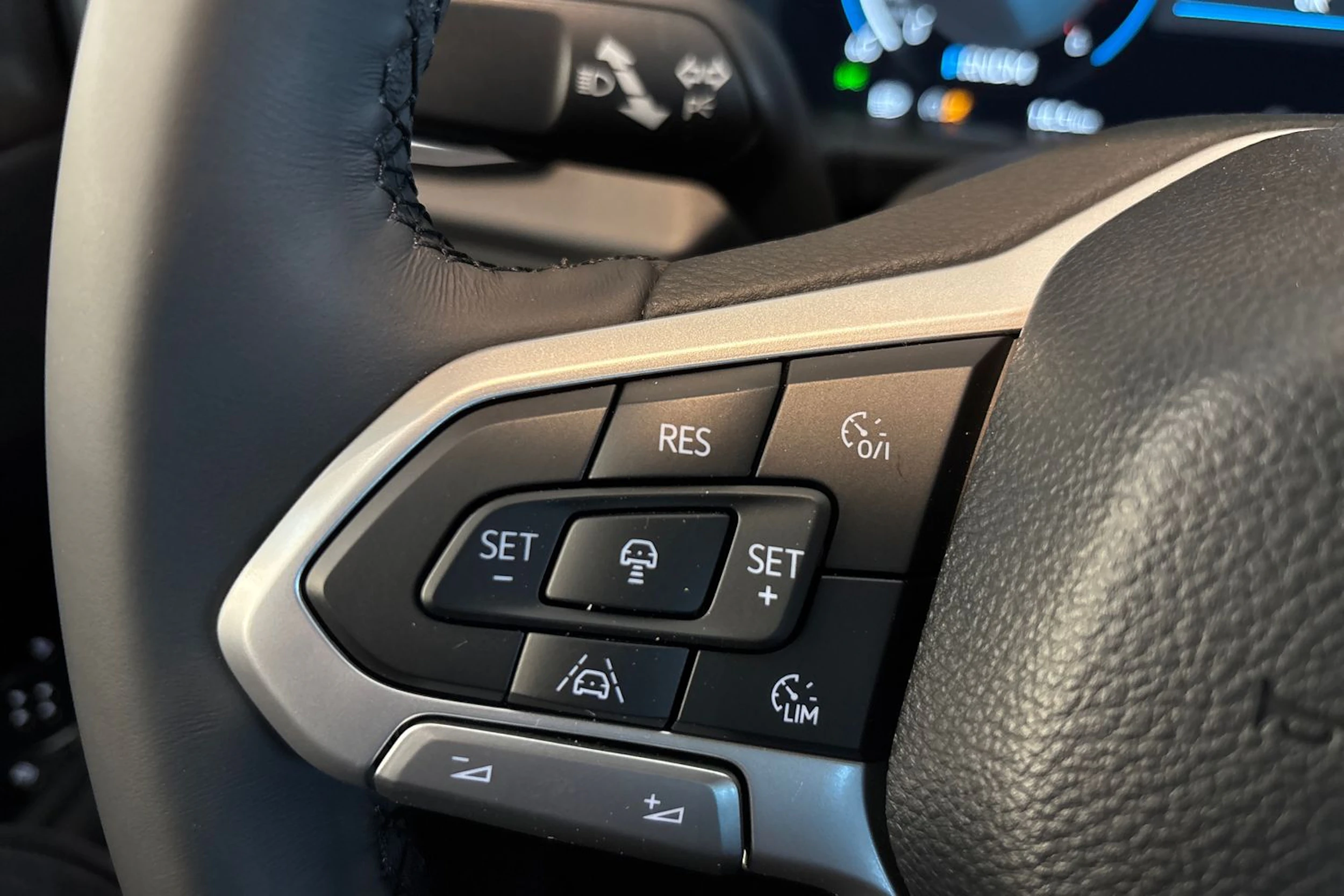 harmaa Volkswagen Amarok 2026 kuva 21.