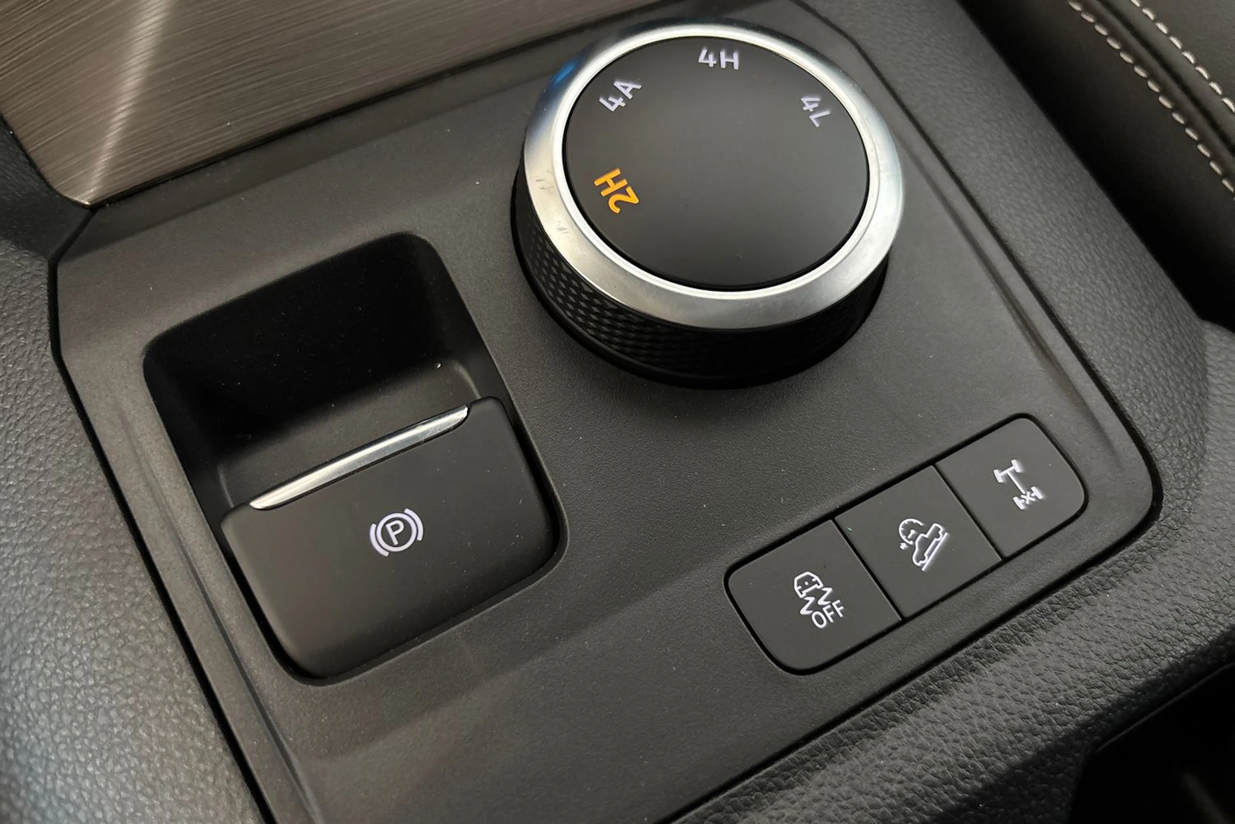 harmaa Volkswagen Amarok 2026 kuva 28.