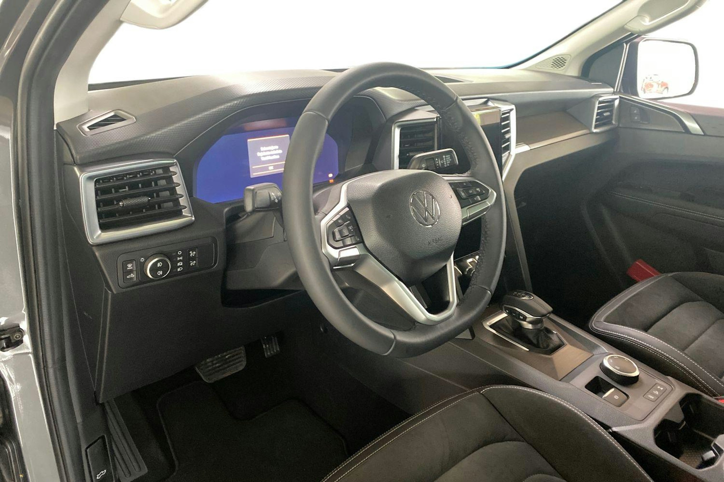 harmaa Volkswagen Amarok 2025 kuva 8.