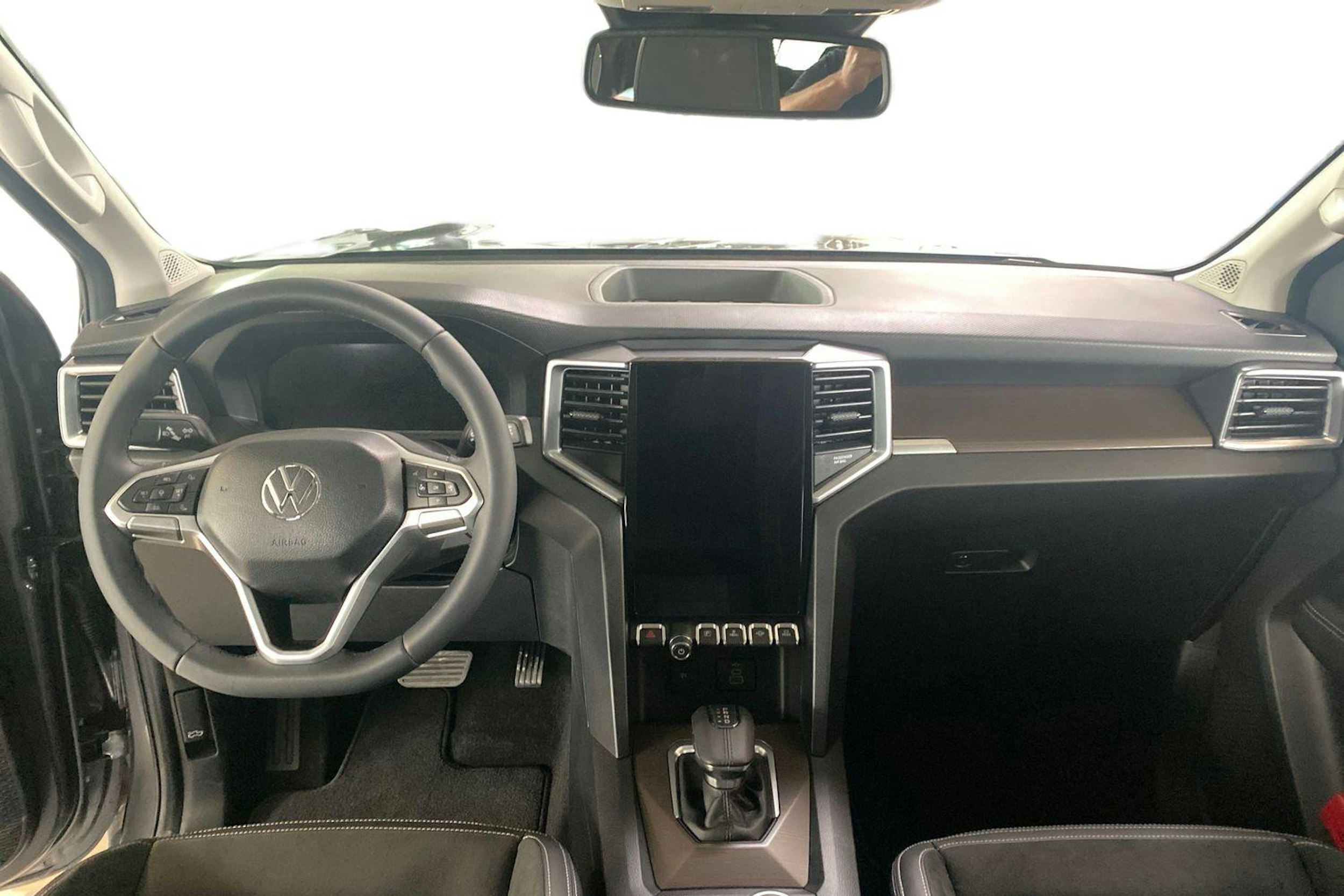 harmaa Volkswagen Amarok 2025 kuva 9.