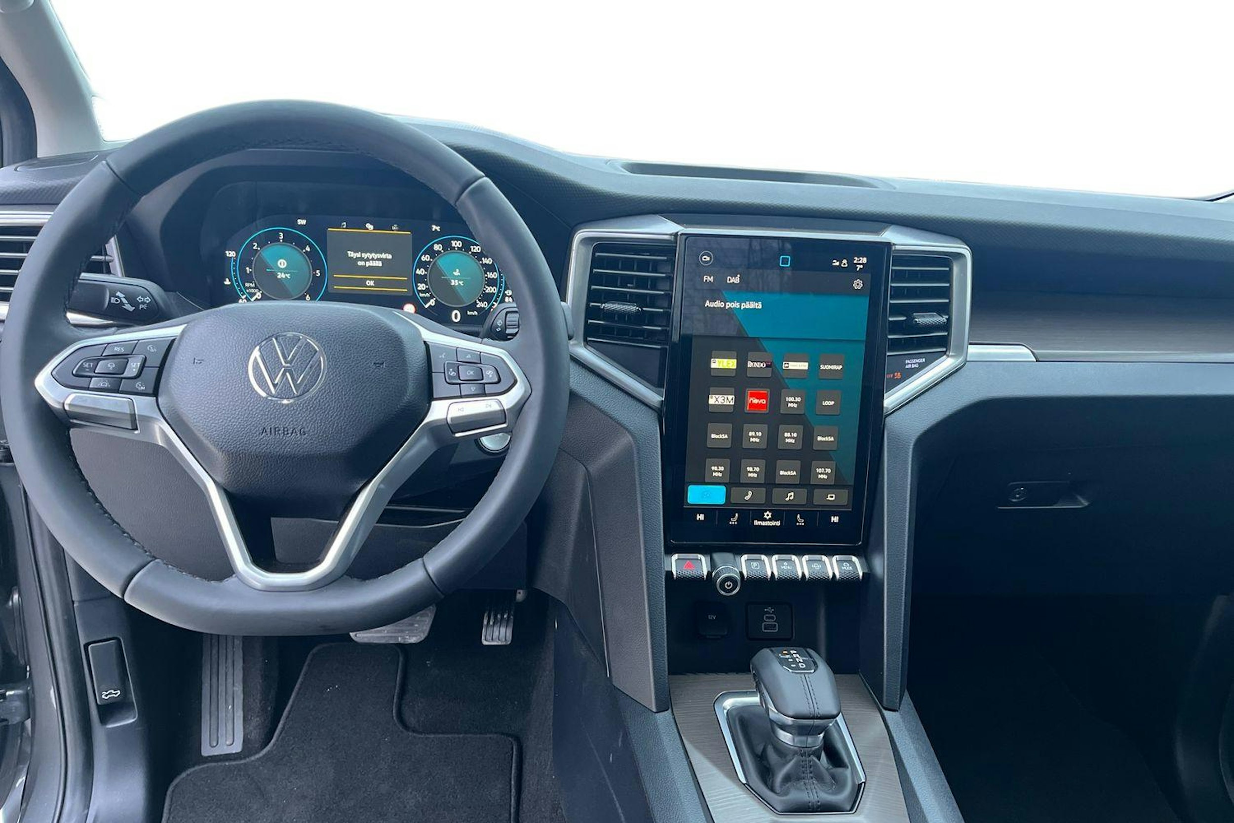 harmaa Volkswagen Amarok 2026 kuva 9.