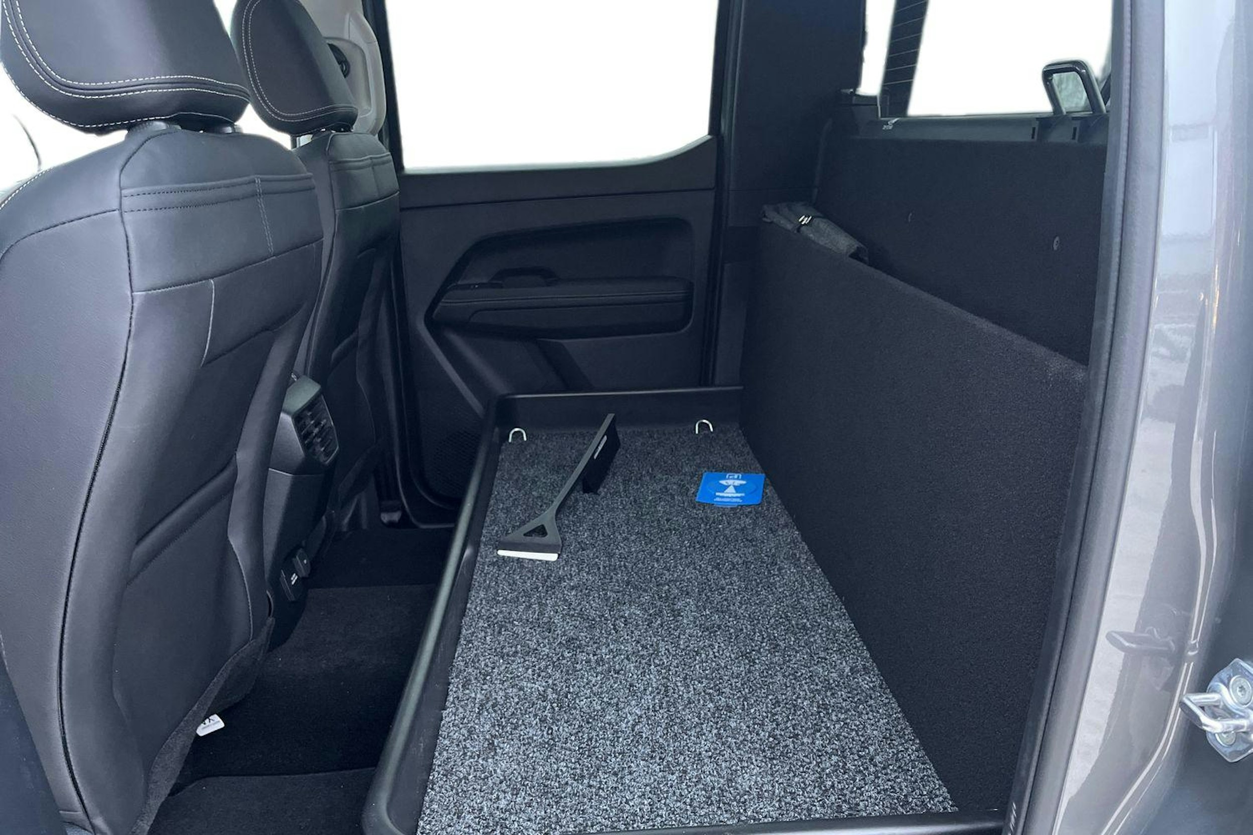 harmaa Volkswagen Amarok 2026 kuva 11.